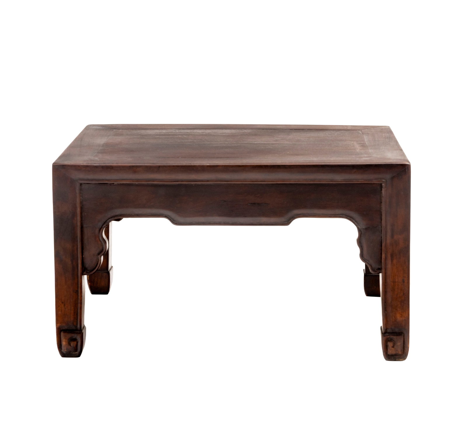 Petite table d'appoint, Chine, dynastie Qing, en zitan, montants droits, ceinture moulurée, 28x: Petite table d'appoint, Chine, dynastie Qing, en zitan, montants droits, ceinture moulurée, 28x49x34 cm Pour ce lot, la TVA due par l'acheteur est calculée sur le prix d'adjudication