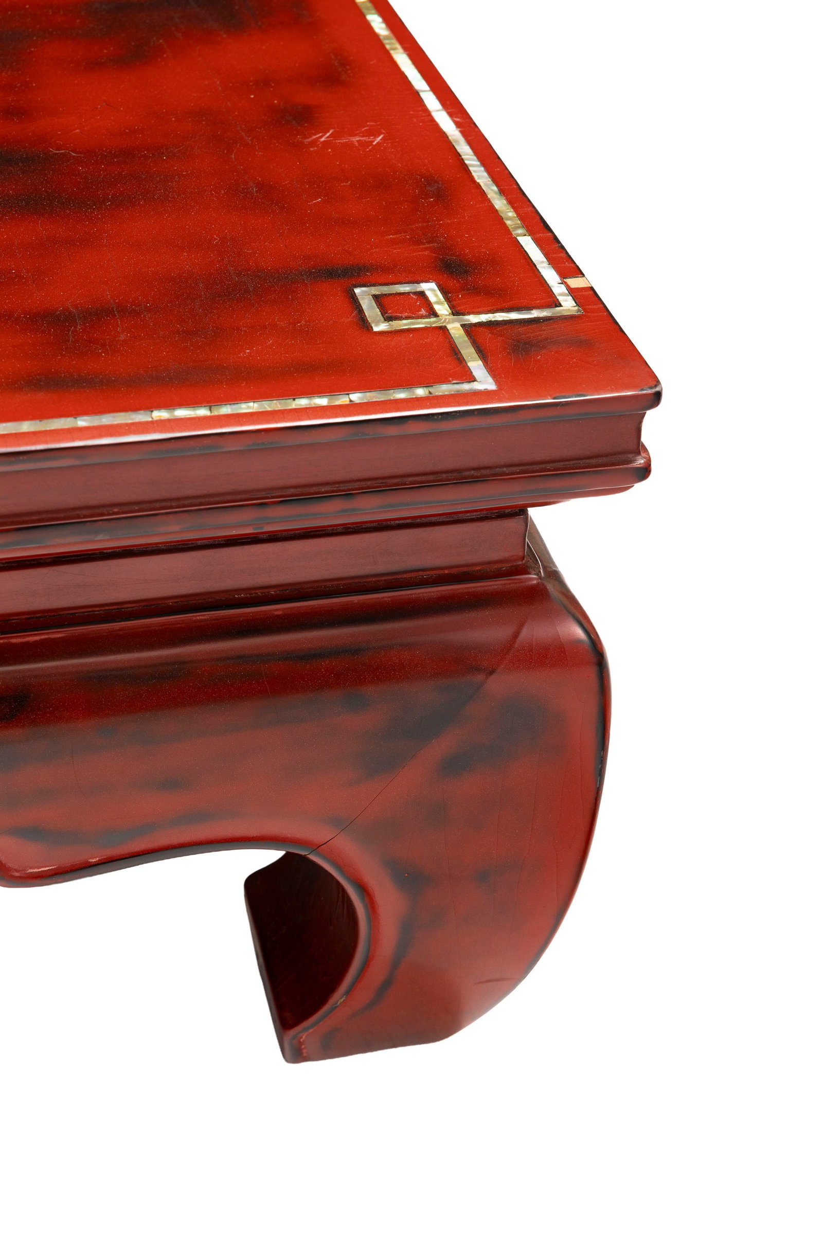 Table basse, Chine, XXe s., en bois laqué rouge avec incrustations de nacre, 34x91x106 cm - 2
