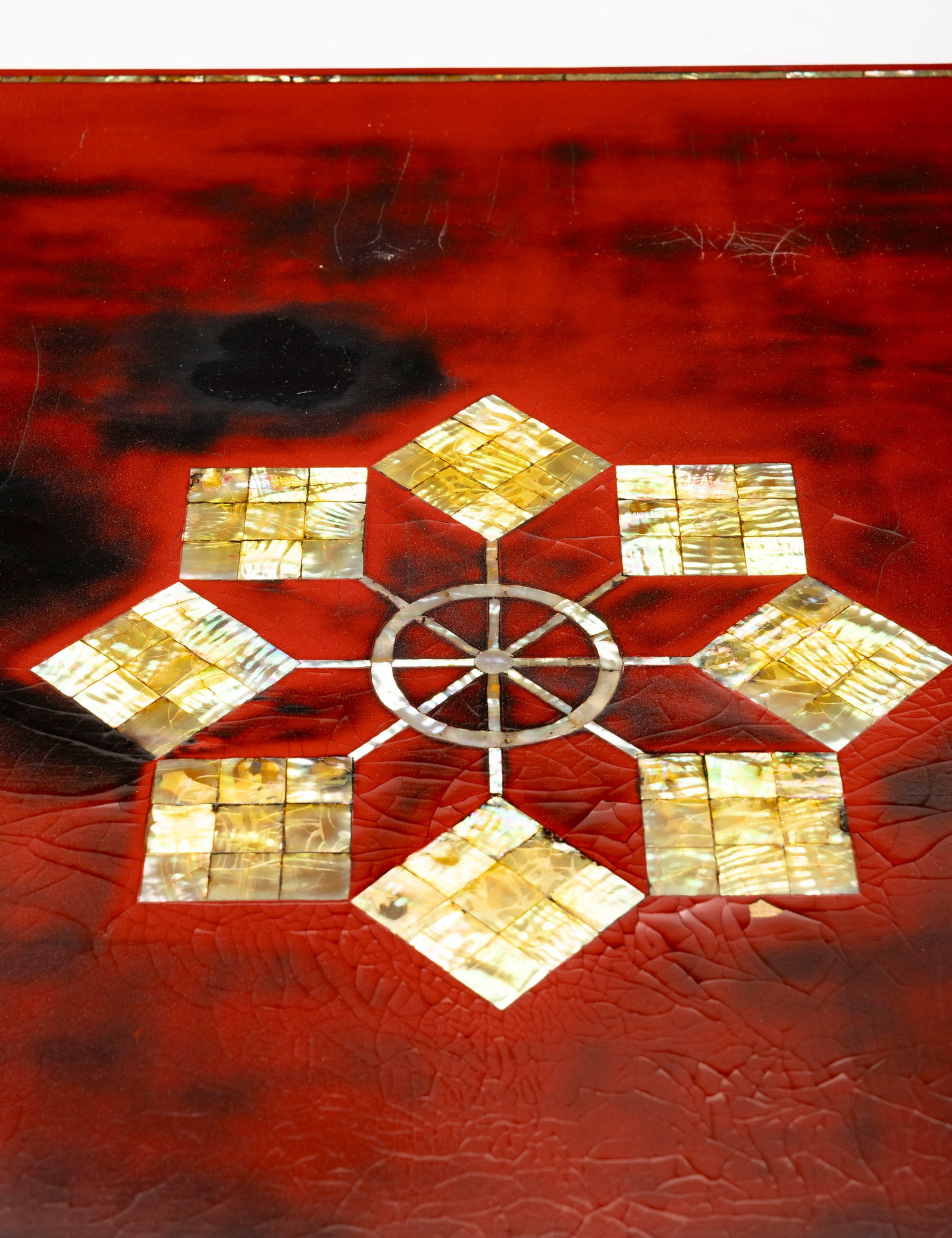 Table basse, Chine, XXe s., en bois laqué rouge avec incrustations de nacre, 34x91x106 cm - 3