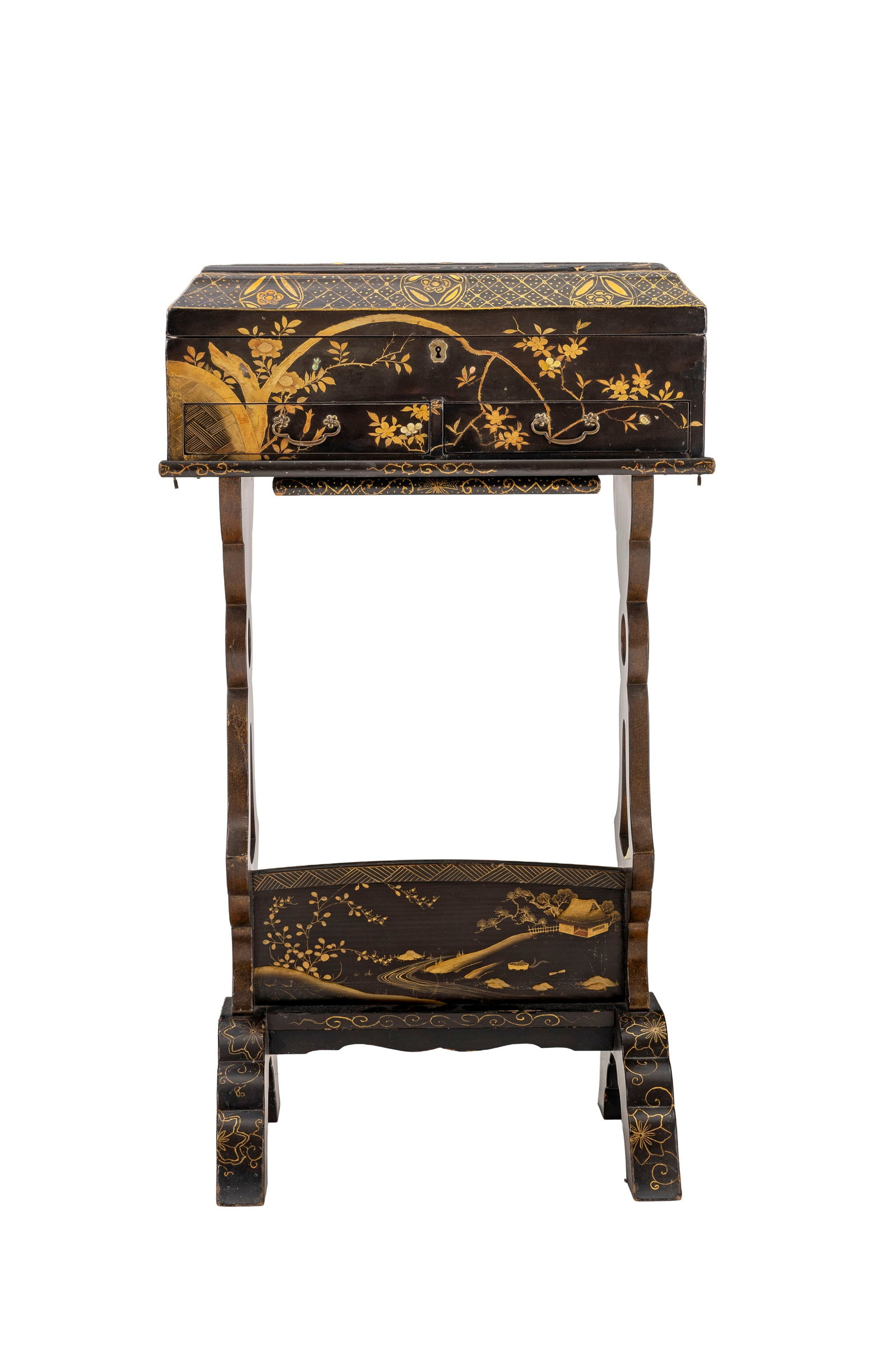 Table à ouvrage, Japon, fin d'époque Meiji, en laque noire et or, ouvrant par le plateau d: Table à ouvrage, Japon, fin d'époque Meiji, en laque noire et or, ouvrant par le plateau démasquant un intérieur agrémenté de compartiments, et deux tiroirs en