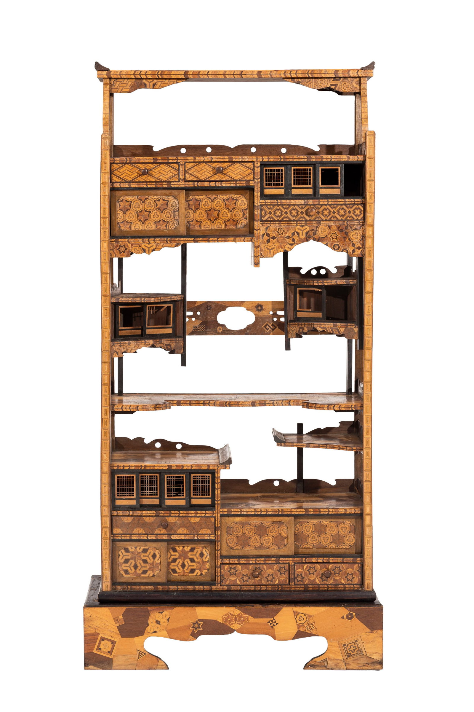 Cabinet Shodana, Japon, début XXe s., en marqueterie de motifs géométriques, ouvrant : Cabinet Shodana, Japon, début XXe s., en marqueterie de motifs géométriques, ouvrant en façade par des tiroirs, niches à vantaux coulissants, 136x68x33 cm Condition cab