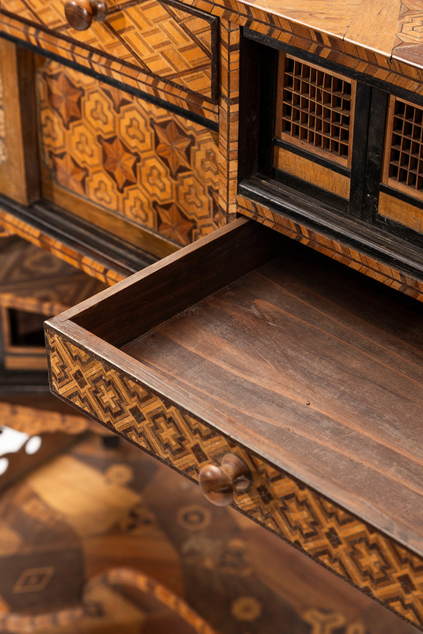 Cabinet Shodana, Japon, début XXe s., en marqueterie de motifs géométriques, ouvrant  - 3