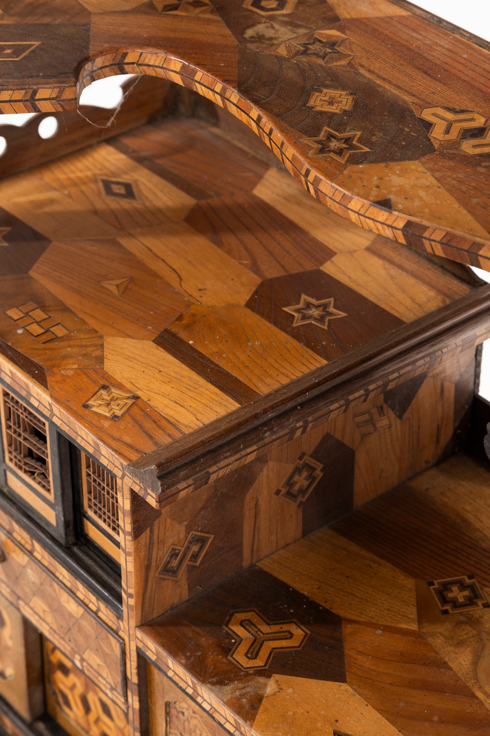Cabinet Shodana, Japon, début XXe s., en marqueterie de motifs géométriques, ouvrant  - 4