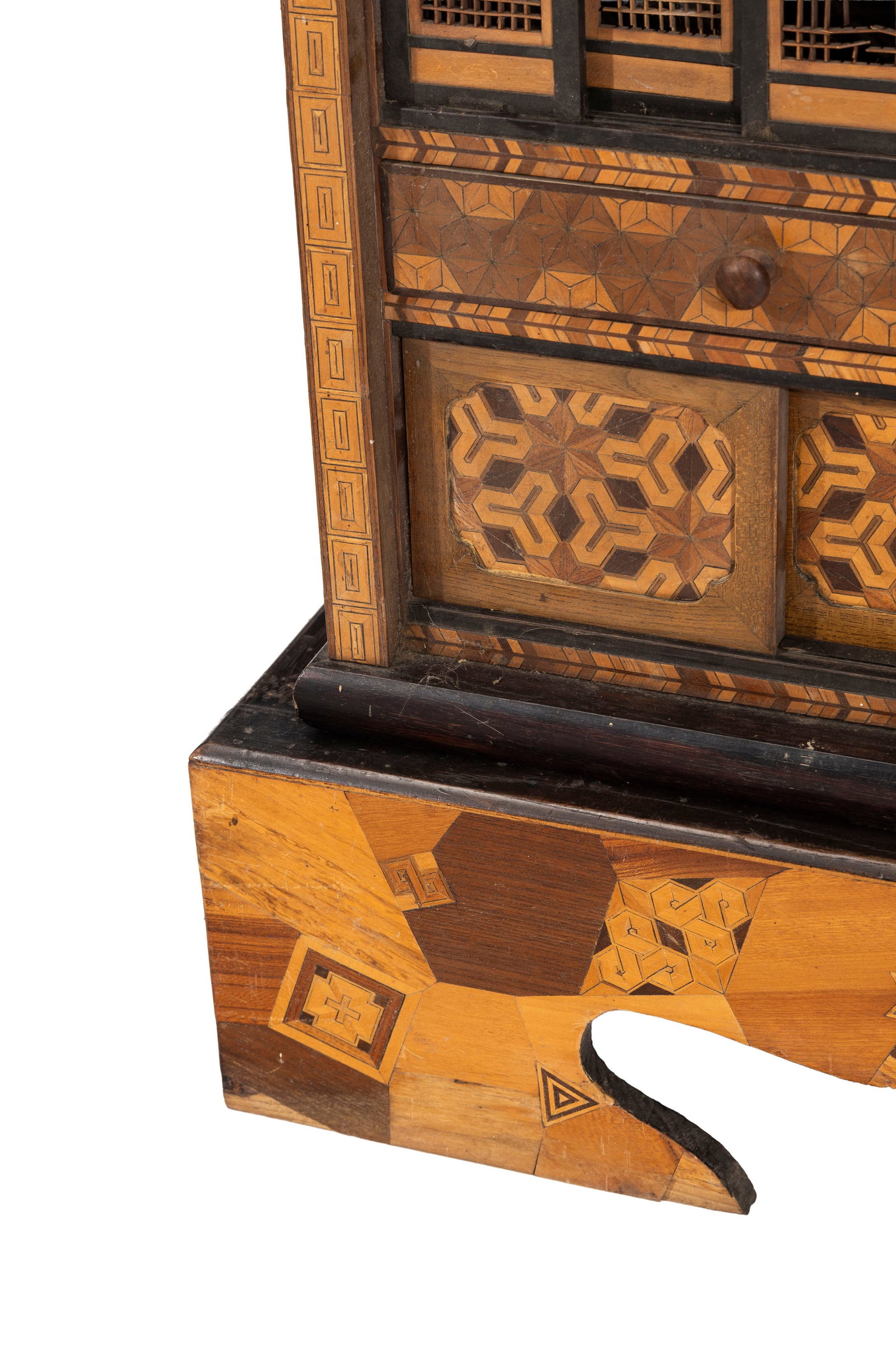 Cabinet Shodana, Japon, début XXe s., en marqueterie de motifs géométriques, ouvrant  - 6