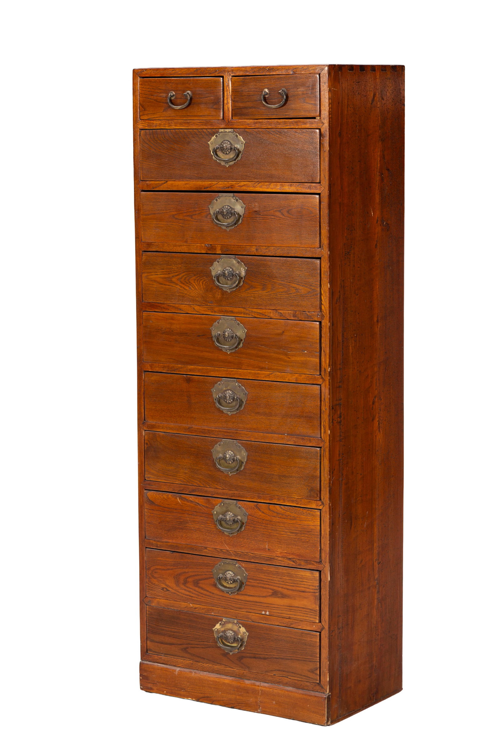 Cabinet, probablement Japon, XXe s., ouvrant en façade par onze tiroirs, 127x45x30 cm: Cabinet, probablement Japon, XXe s., ouvrant en façade par onze tiroirs, 127x45x30 cm Condition rayures, usures et marques au vernis