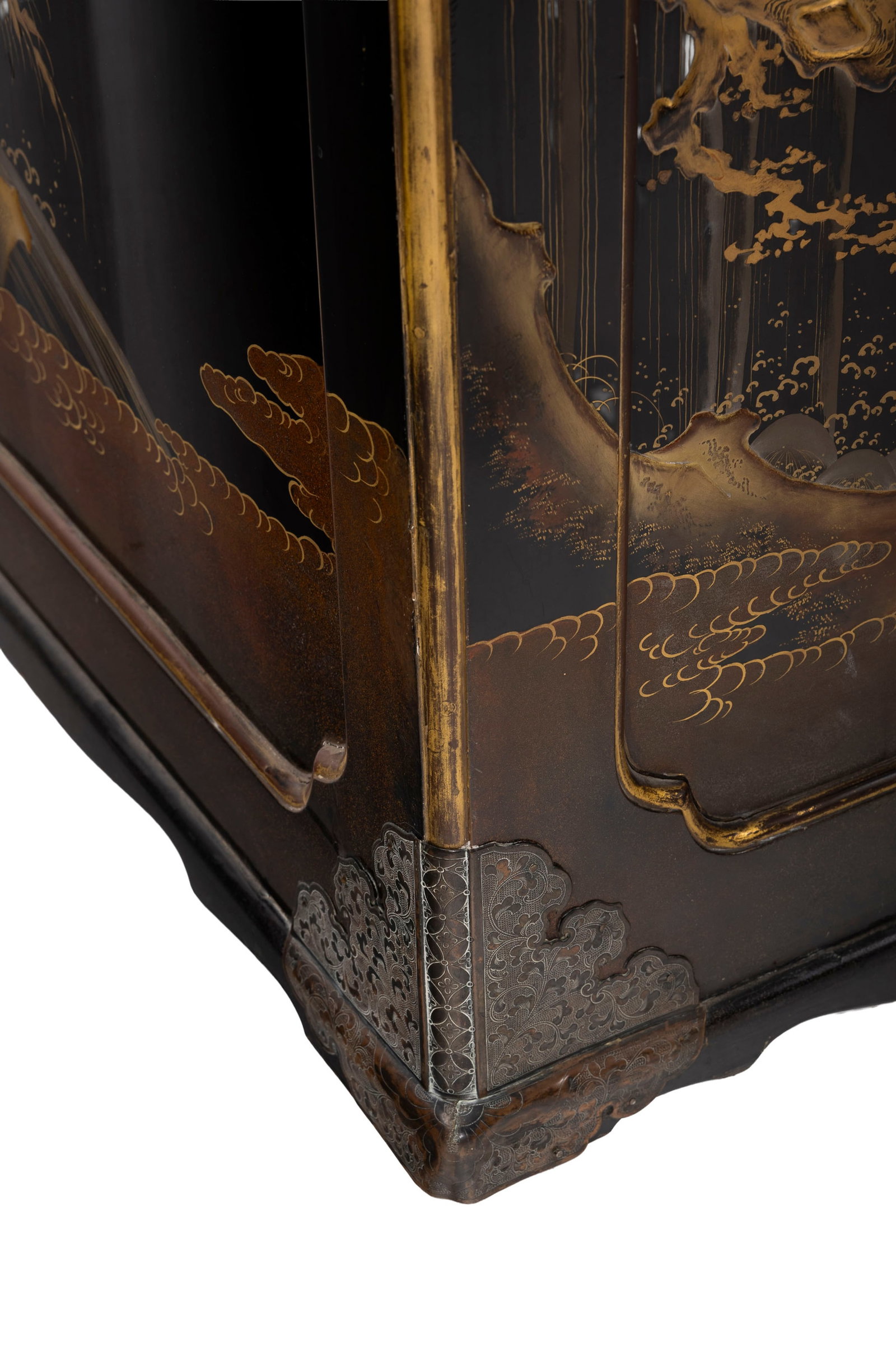 Cabinet, Japon, époque Meiji, en bois laqué noir et ferrures patinées à déc - 11
