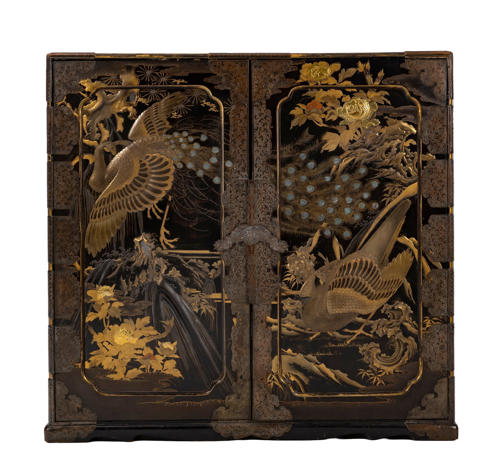 Cabinet, Japon, époque Meiji, en bois laqué noir et ferrures patinées à déc: Cabinet, Japon, époque Meiji, en bois laqué noir et ferrures patinées à décor hiramaki-e, takamaki-e et nashiji, avec incrustations de nacre figurant des aigles, des pins et