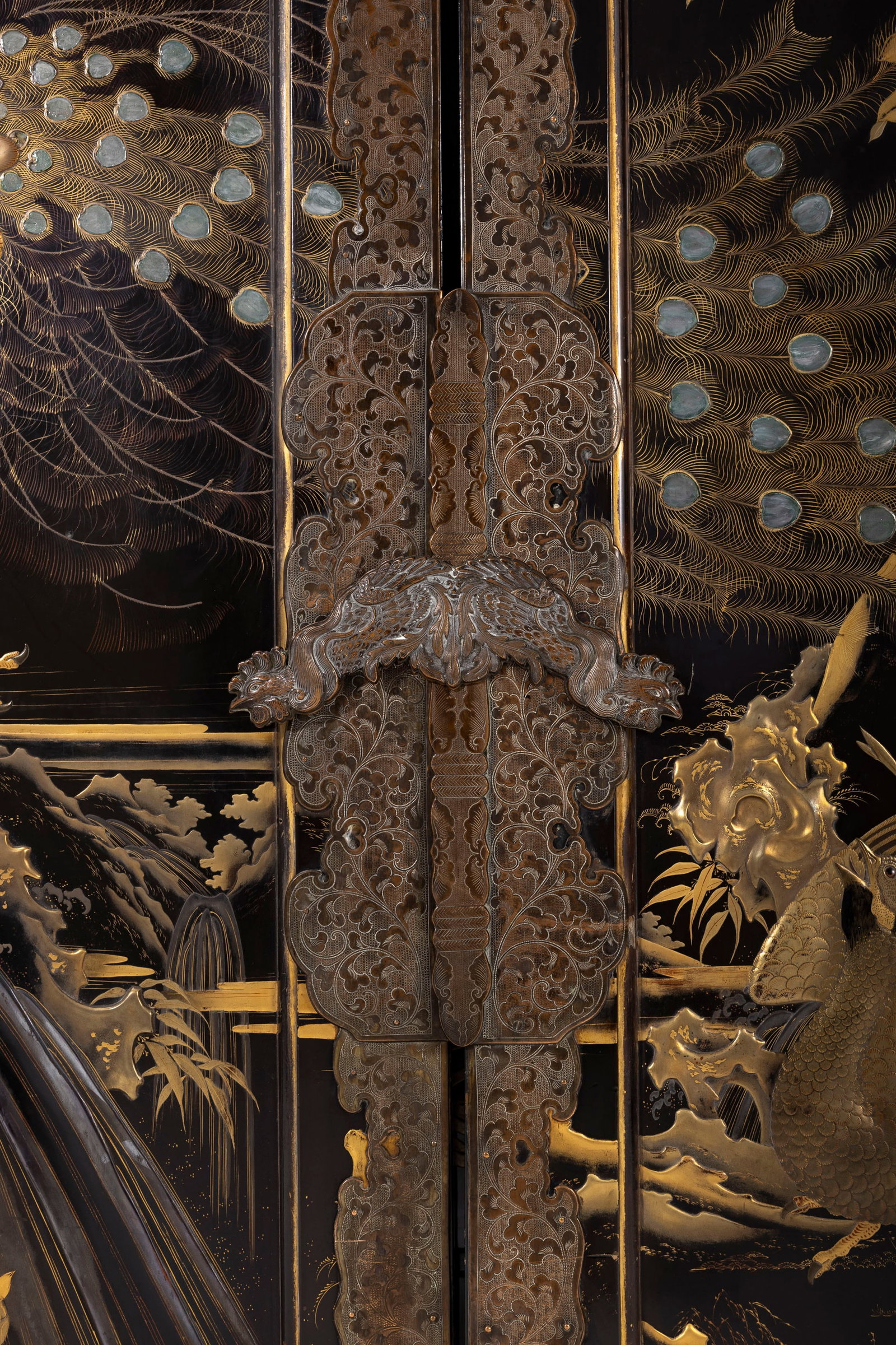 Cabinet, Japon, époque Meiji, en bois laqué noir et ferrures patinées à déc - 4