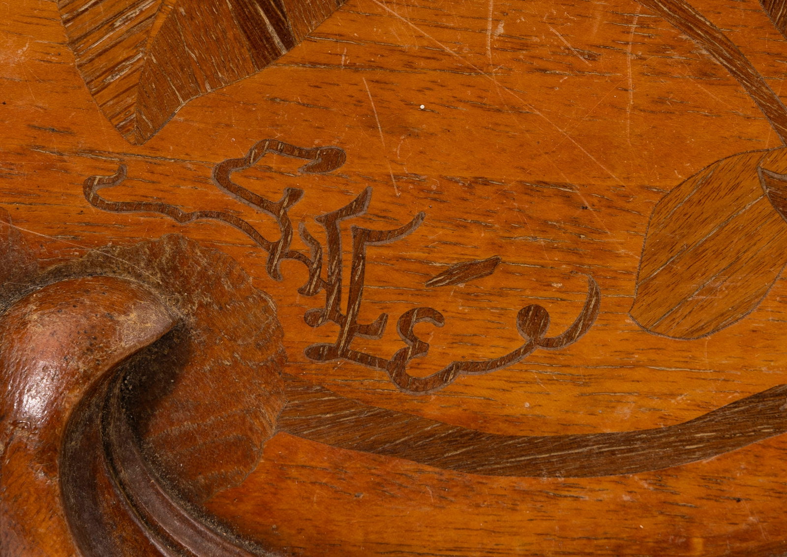 Paire de guéridons Libellules d'époque Art Nouveau signés Gallé, en noyer moulur - 13