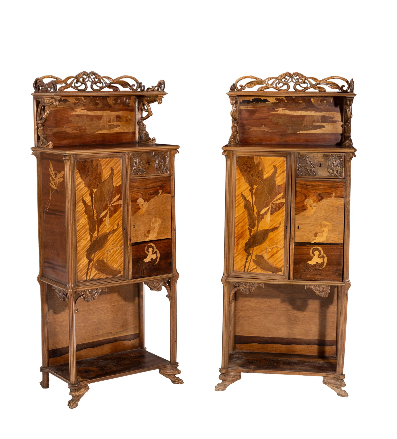 Deux cabinets dits "aux Grenouilles" d'époque Art Nouveau signés E.Gallé, en hêt: Deux cabinets dits "aux Grenouilles" d'époque Art Nouveau signés E.Gallé, en hêtre sculpté et ajouré d'éléments végétaux et libellules, marqueterie