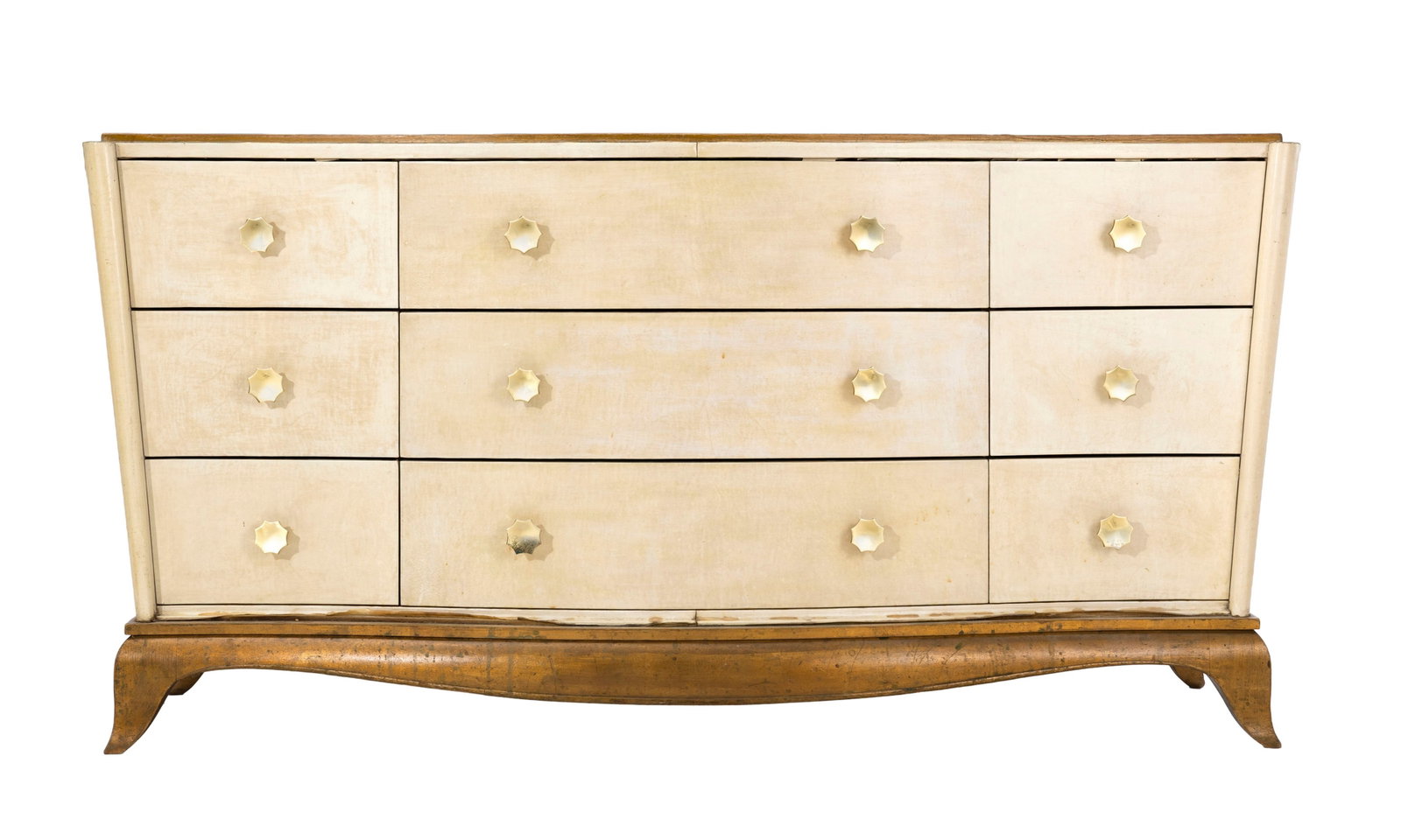 Commode attribuée à André Arbus, milieu du XXe s., en parchemin, bois naturel et dor&: Commode attribuée à André Arbus, milieu du XXe s., en parchemin, bois naturel et doré, ouvrant par neuf tiroirs sur trois rangs, poignées de tirage en bronze doré,