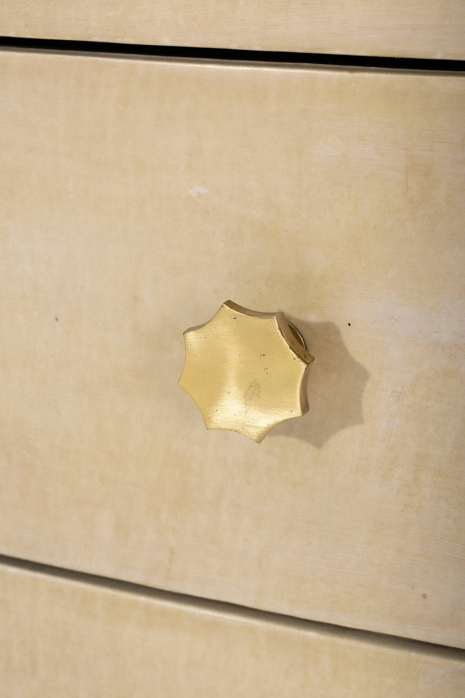 Commode attribuée à André Arbus, milieu du XXe s., en parchemin, bois naturel et dor& - 2