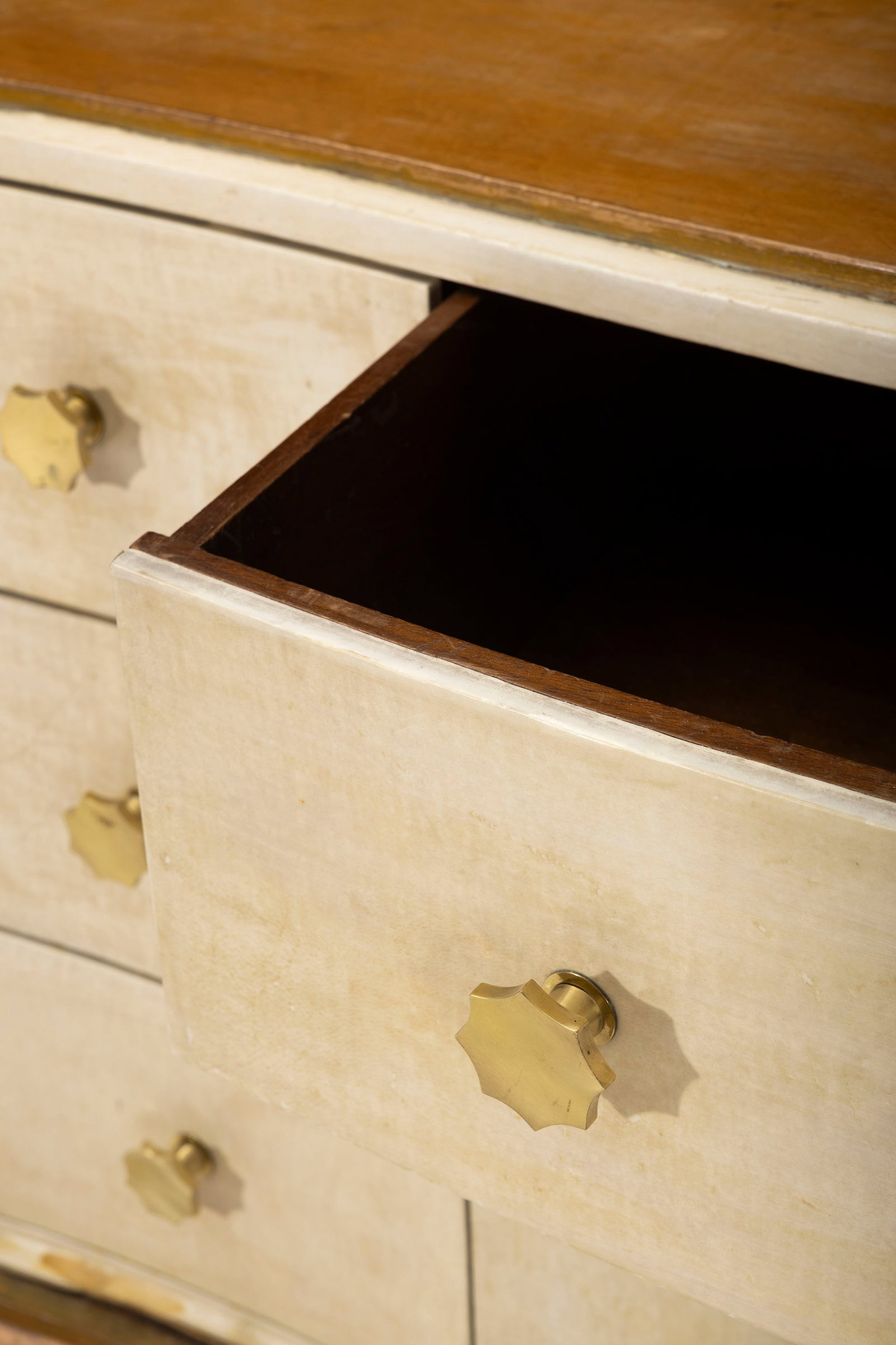 Commode attribuée à André Arbus, milieu du XXe s., en parchemin, bois naturel et dor& - 4