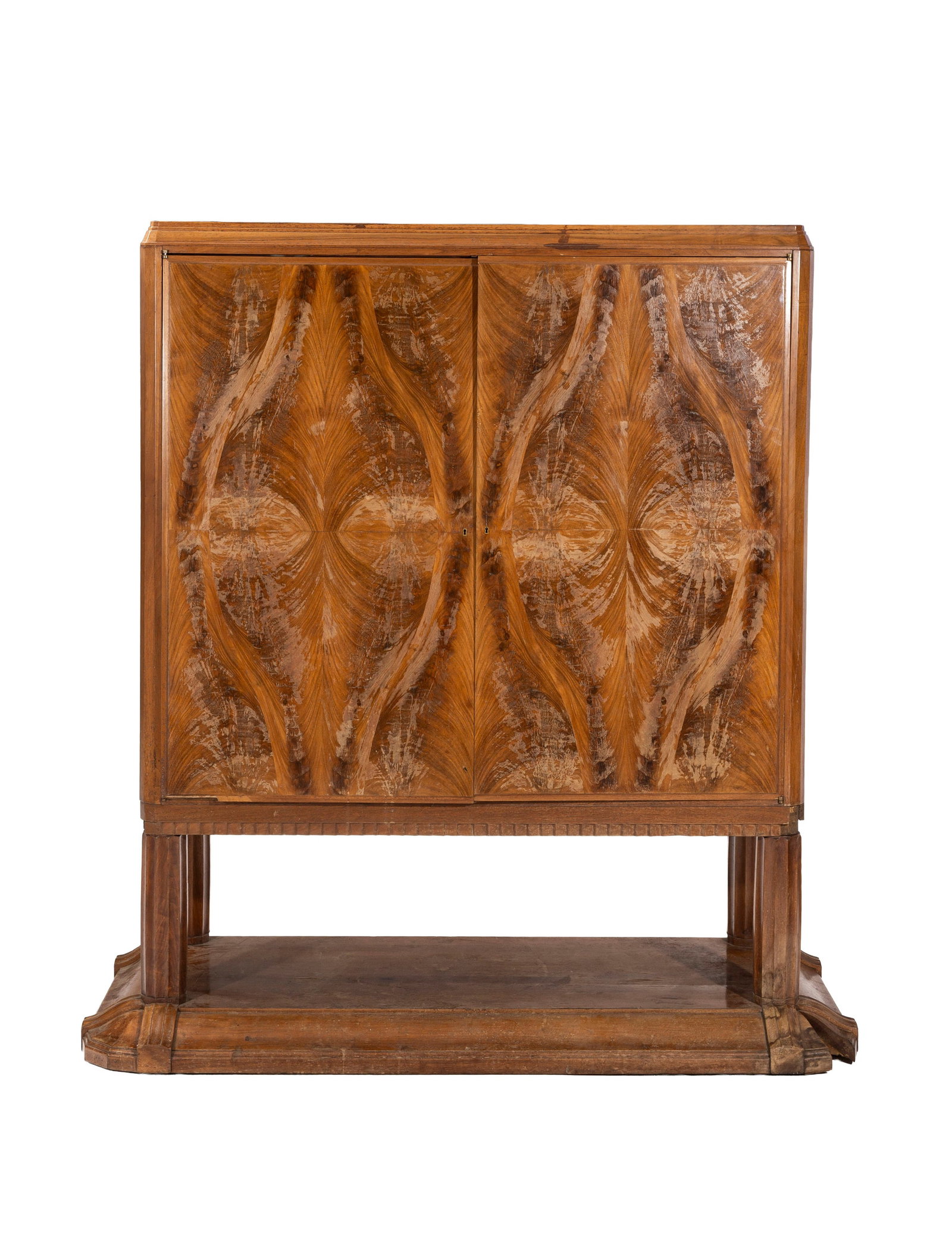 Cabinet d'époque Art Déco par Philippe Petit et René Joubert, en placage de noyer, ou: Cabinet d'époque Art Déco par Philippe Petit et René Joubert, en placage de noyer, ouvrant en façade par deux vantaux démasquant un intérieur en placage de palissandre