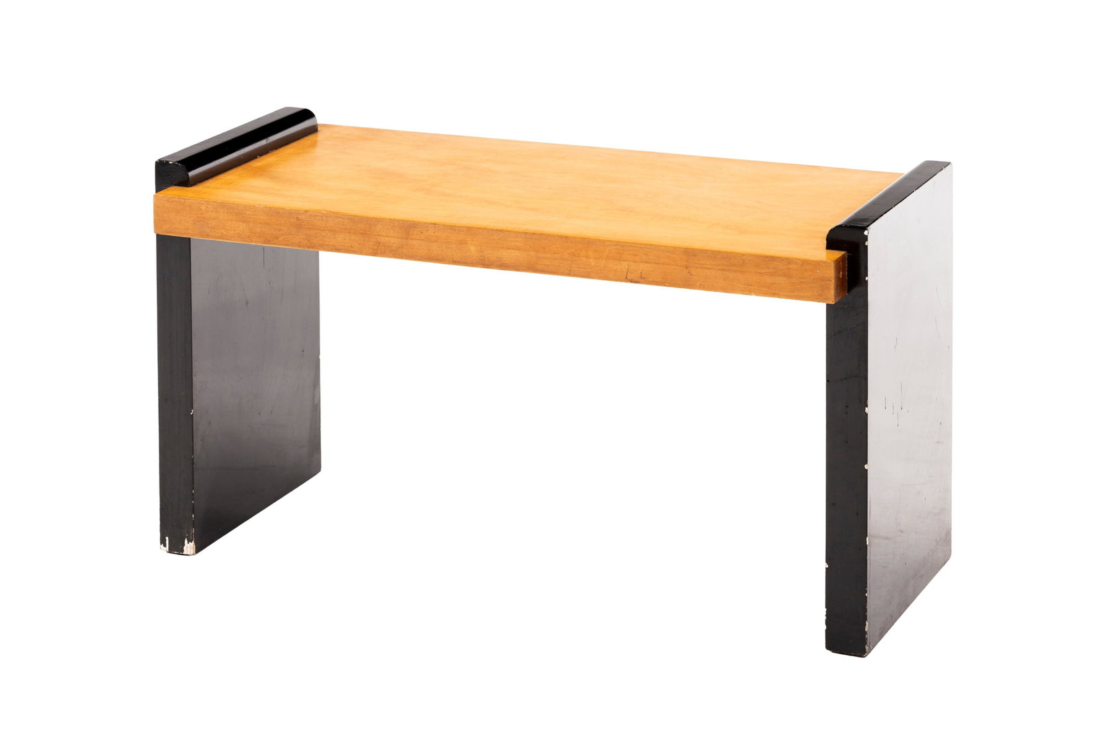Table d'appoint de style Art Déco dans le goût de Jean Dunand, XXe s., en placage de bois : Table d'appoint de style Art Déco dans le goût de Jean Dunand, XXe s., en placage de bois fruitier, montants en bois noirci, 51x96x46 cm Condition éclat au bois noirci rayures et