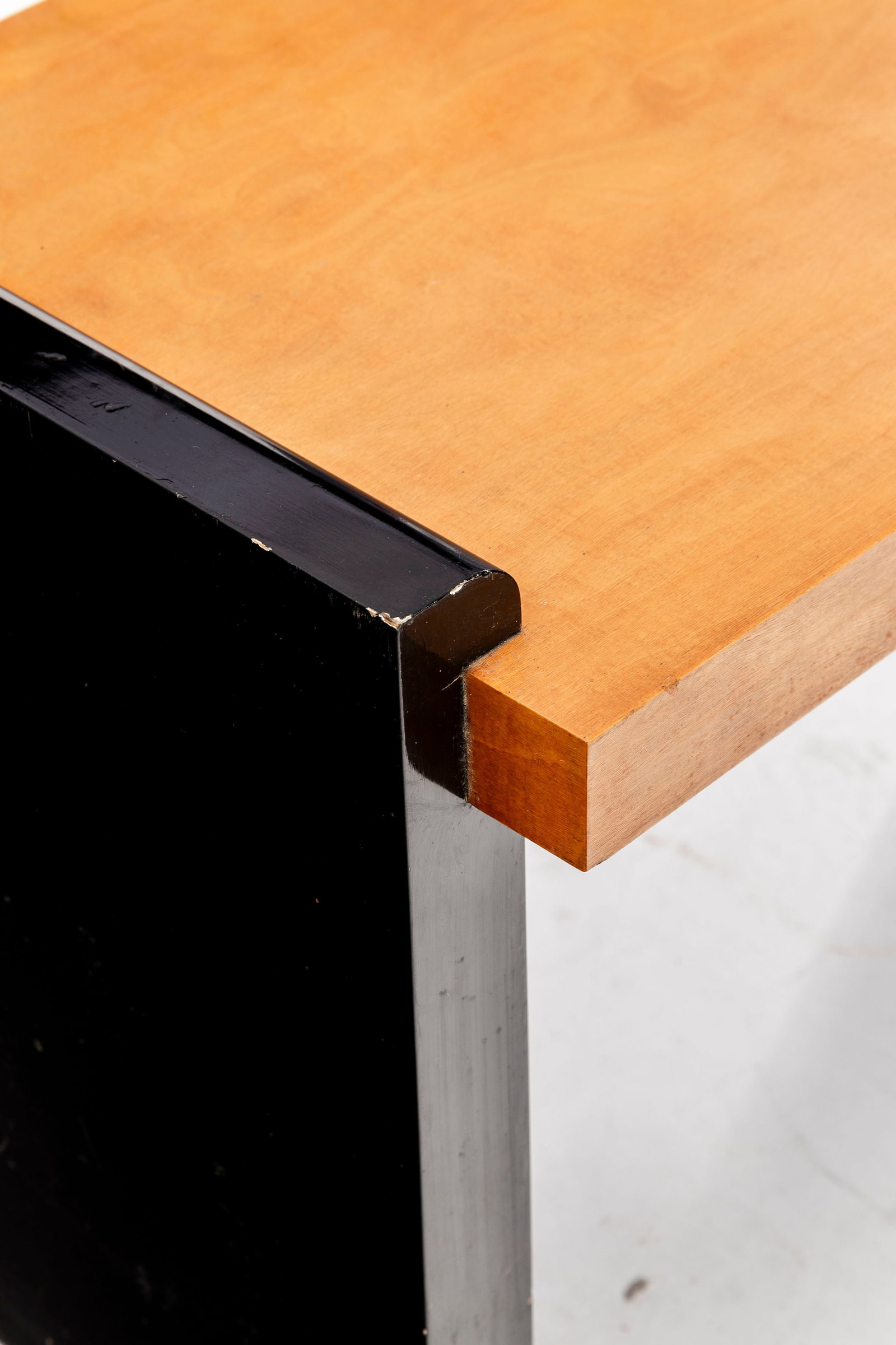 Table d'appoint de style Art Déco dans le goût de Jean Dunand, XXe s., en placage de bois  - 4