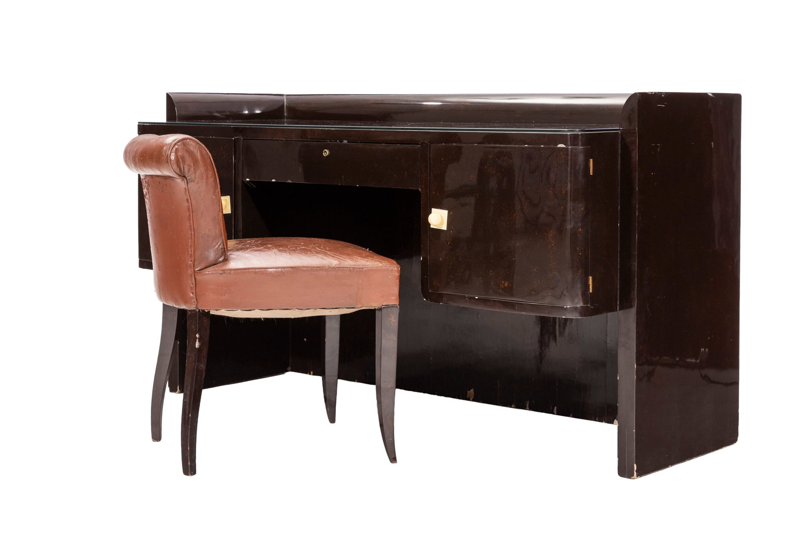 Bureau d'époque Art Déco attribué à Jean Dunand (1877-1942), XXe s., en laque ma: Bureau d'époque Art Déco attribué à Jean Dunand (1877-1942), XXe s., en laque marron et pailleté, ouvrant en façade par deux vantaux et un tiroir, on joint une chaise de