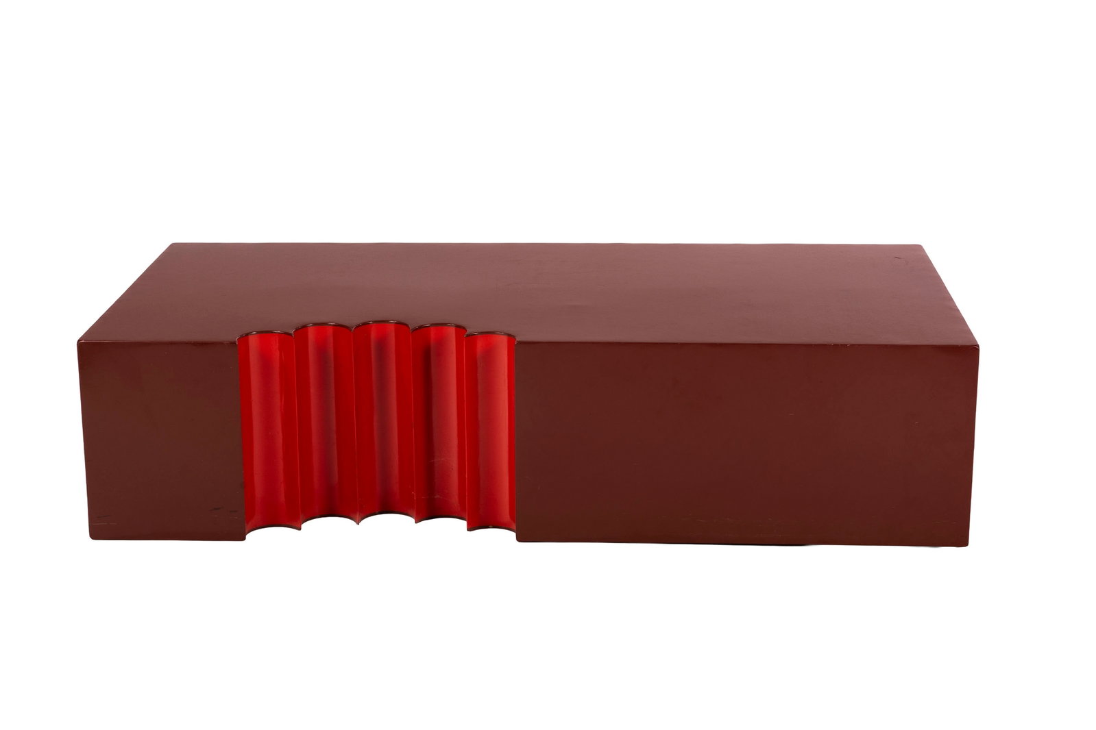 Table basse Godzilla par Johan Schule, en aluminium laqué rouge, 31x131x66 cm: Table basse Godzilla par Johan Schule, en aluminium laqué rouge, 31x131x66 cm