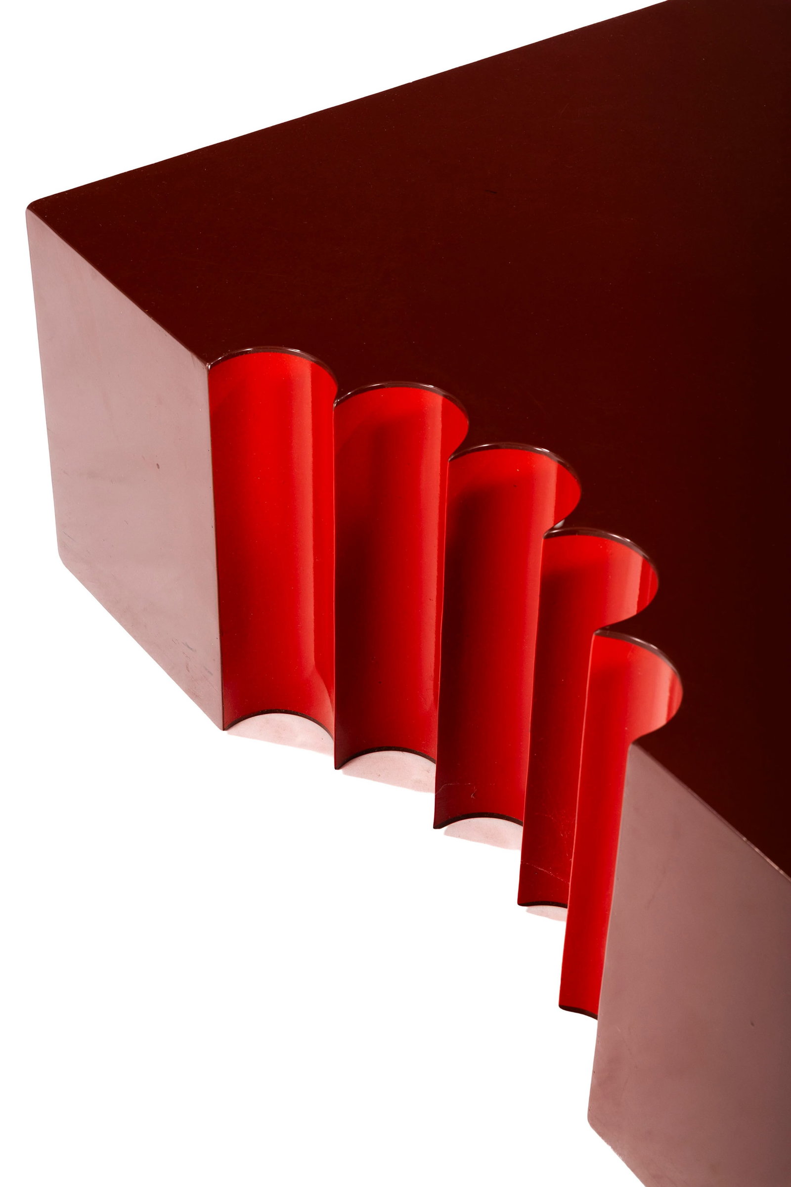 Table basse Godzilla par Johan Schule, en aluminium laqué rouge, 31x131x66 cm - 3