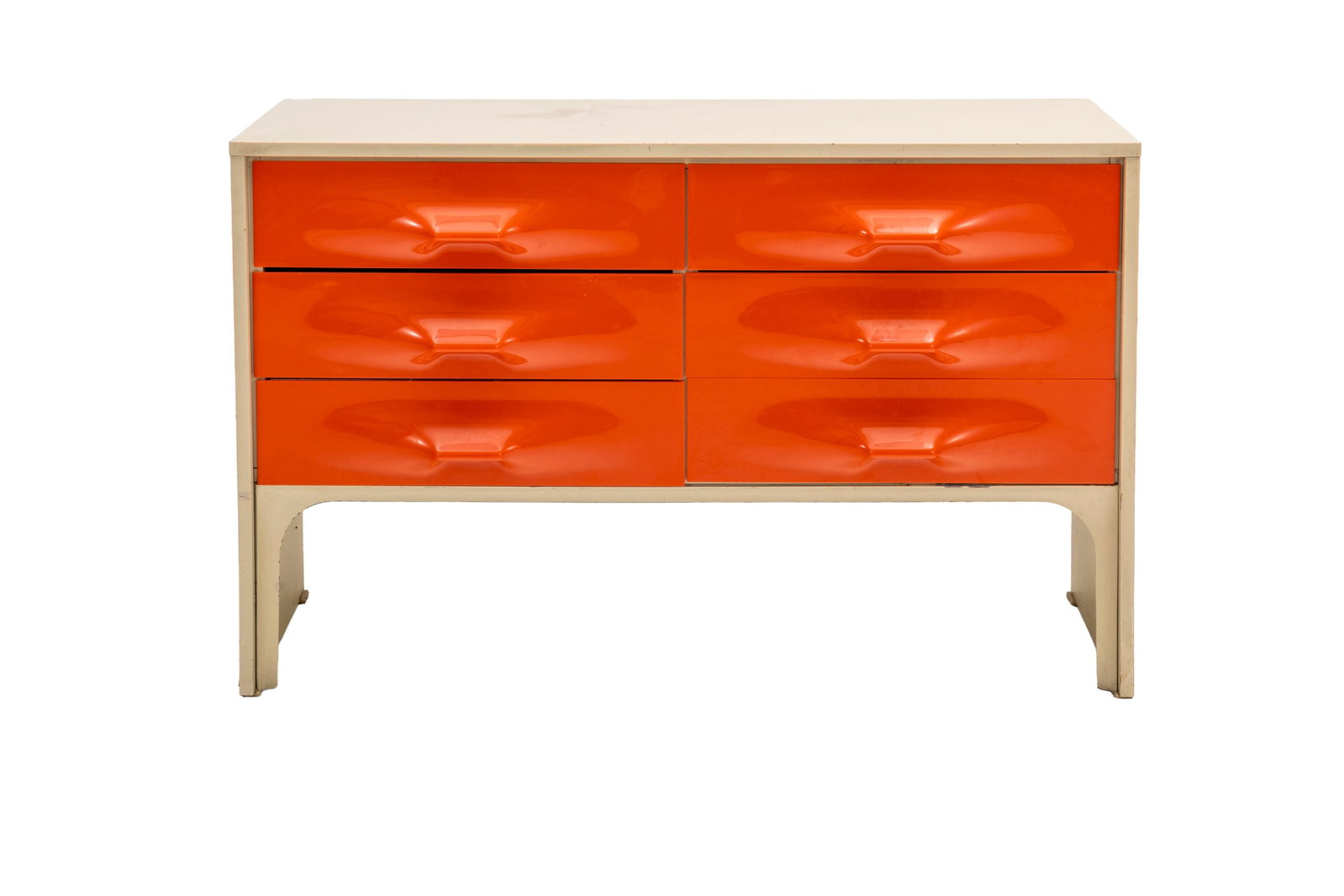 Commode attribuée à Raymond Loewy (1893-1986), circa 1960, en lamifié laqué blan: Commode attribuée à Raymond Loewy (1893-1986), circa 1960, en lamifié laqué blanc, aluminium laqué et méthacrylène rouge, ouvrant en façade par cinq tiroirs,