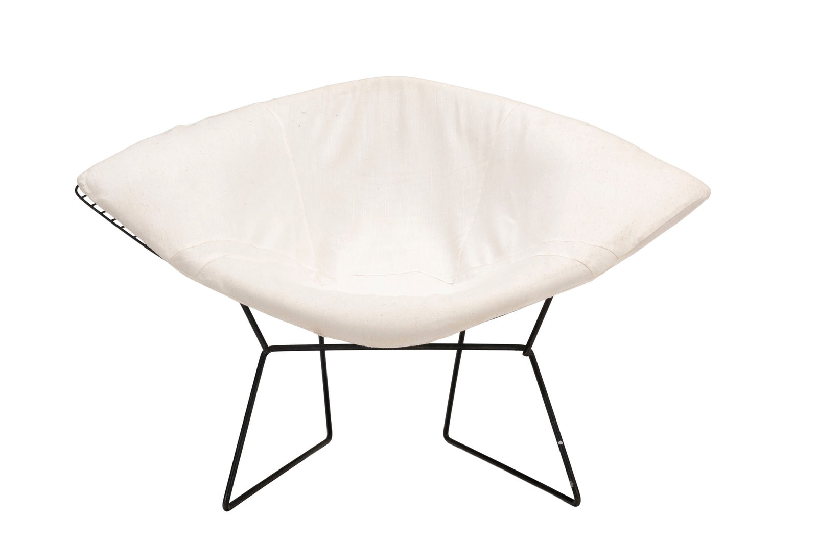 Fauteuil Diamond Chair, par Harry Bertoia, sans marque d'édition, structure en fils d'acier for: Fauteuil Diamond Chair, par Harry Bertoia, sans marque d'édition, structure en fils d'acier formant un treillage, reposant sur un piétement métallique noir, coussin en tissu beige,