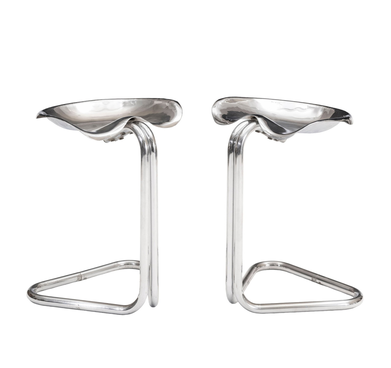 Paire de tabourets par Rodney Kinsman (né en 1943), en métal chromé, assise reposant : Paire de tabourets par Rodney Kinsman (né en 1943), en métal chromé, assise reposant sur un piètement tubulaire Condition piqûres, rayures et marques sur le métal
