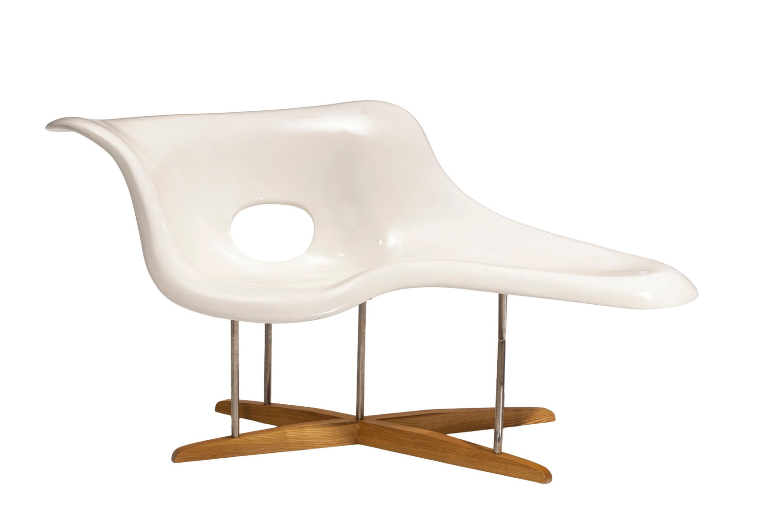 La Chaise par Charles (1907-1978) et Ray (1912-1988) Eames, en fibre de verre laquée blanche, p (1 of 3)