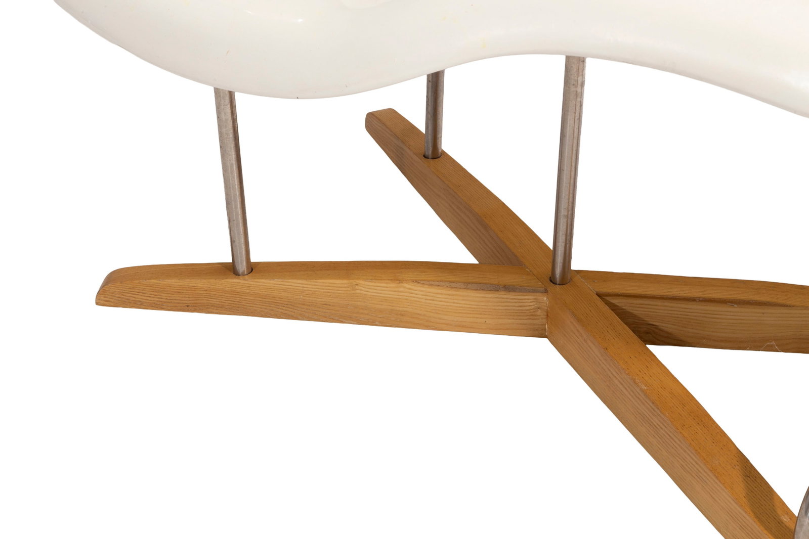 La Chaise par Charles (1907-1978) et Ray (1912-1988) Eames, en fibre de verre laquée blanche, p - 2
