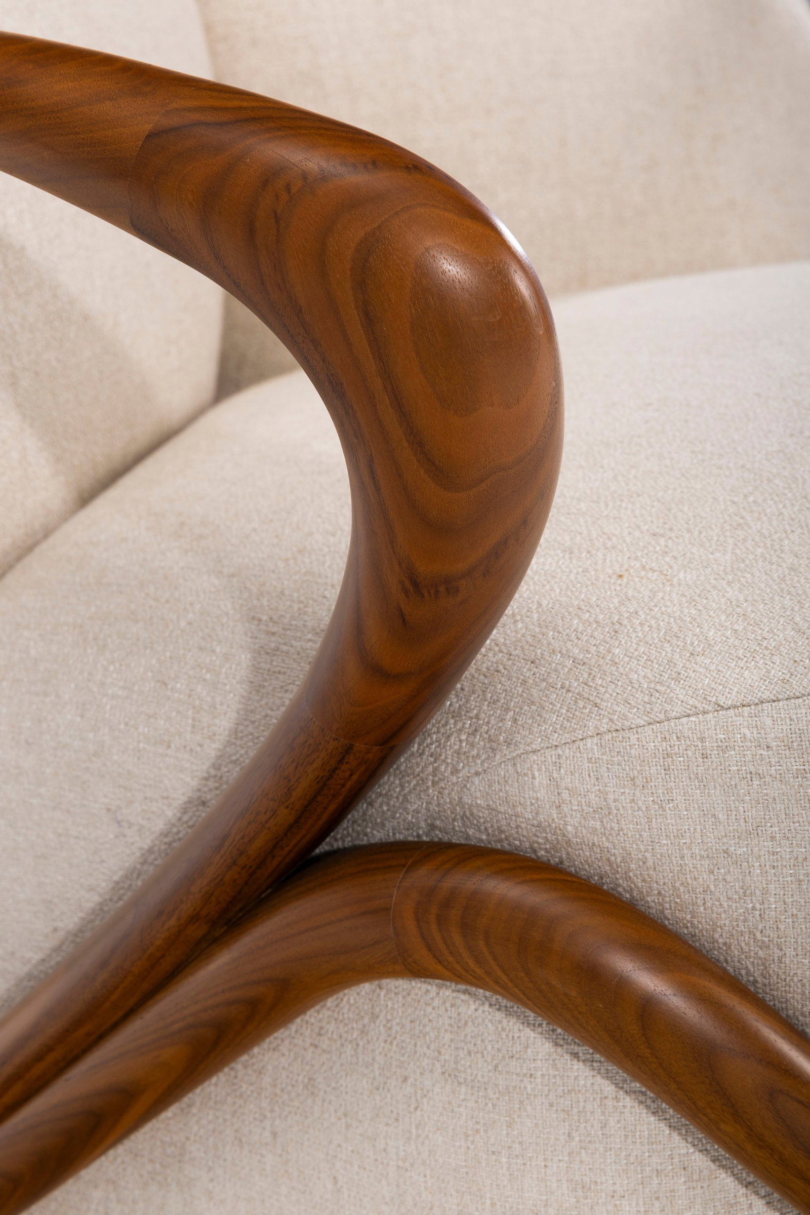 Fauteuil HUG par Rossella Pugliatti (né en 1967), édition Giorgetti, structure en noyer, g - 3