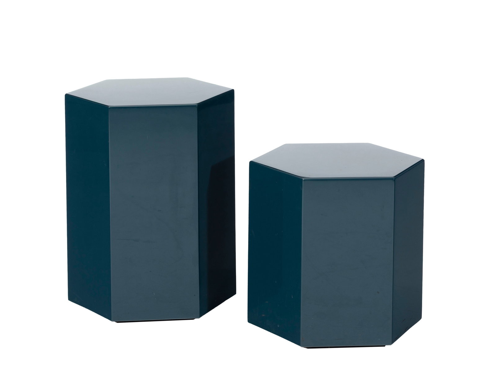 Ensemble de 2 petites tables d'appoint par Rodolfo Dordoni (1954-2023), édition Minotti, en pan: Ensemble de 2 petites tables d'appoint par Rodolfo Dordoni (1954-2023), édition Minotti, en panneau de fibre laqué bleu, 46x32x36 cm et 35x32x36 cm Condition présence de marques et