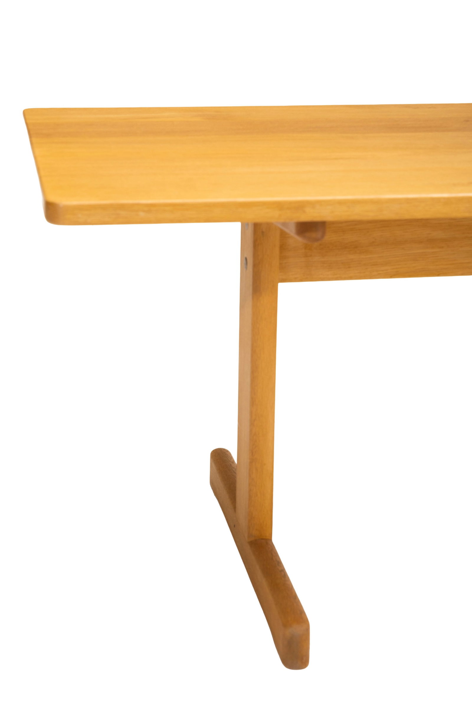 Table basse par Børge Mogensen (1914-1972), XXe s., en bois naturel, plateau reposant sur deux  - 2