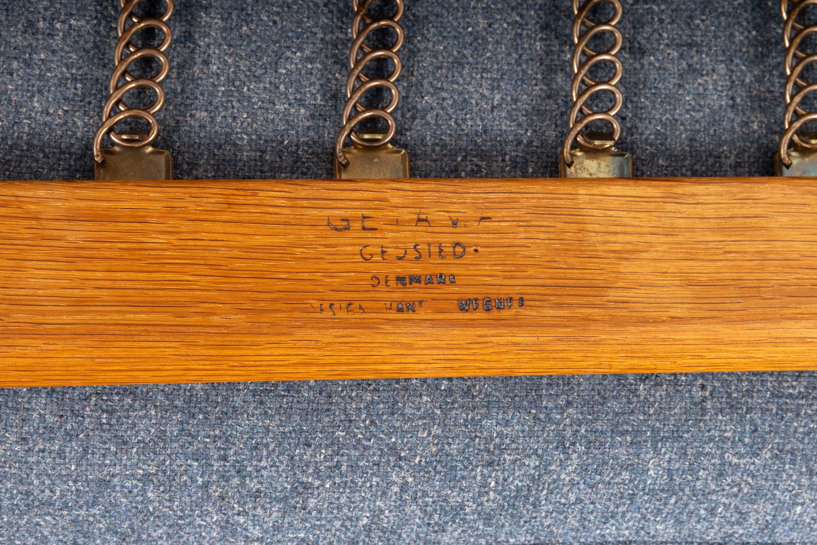 Canapé 3 places par Hans Wegner (1914-2007), édition Getama, Danemark, garniture en tissu  - 4