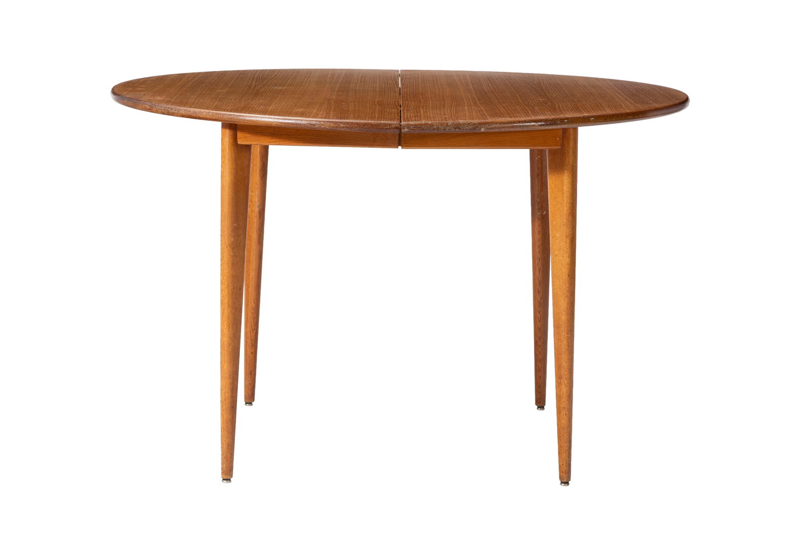 Table de salle à manger, circa 1970, en placage de chêne, plateau circulaire, on joint deu: Table de salle à manger, circa 1970, en placage de chêne, plateau circulaire, on joint deux allonges de 56 cm, h. 73 cm, diam. 115 cm Condition insolation, rayures et marques au vernis al