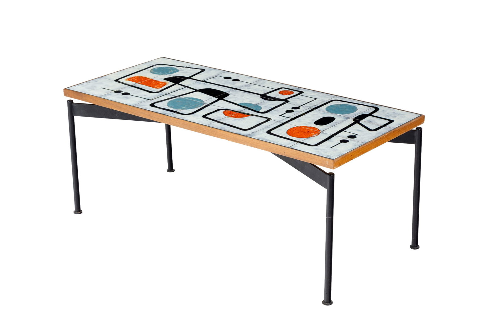 Table basse, circa 1960, plateau en céramique à motifs géométriques signé G: Table basse, circa 1960, plateau en céramique à motifs géométriques signé G. Olivier, piètement en métal teinté noir, 43x107x47 cm Condition plateau en cér