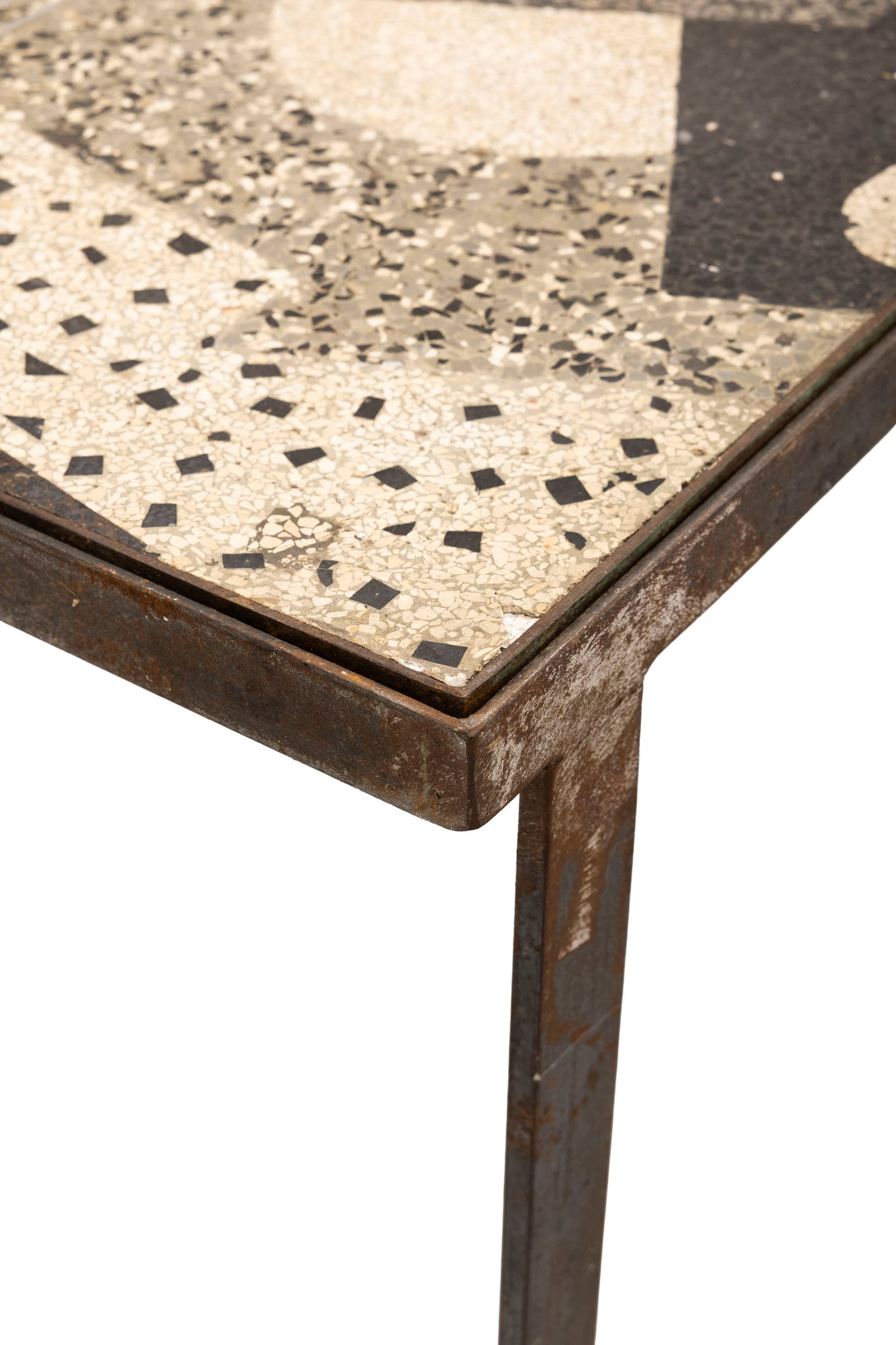 Table basse, XXe s., structure en métal patiné noir, plateau en granito à décor  - 3