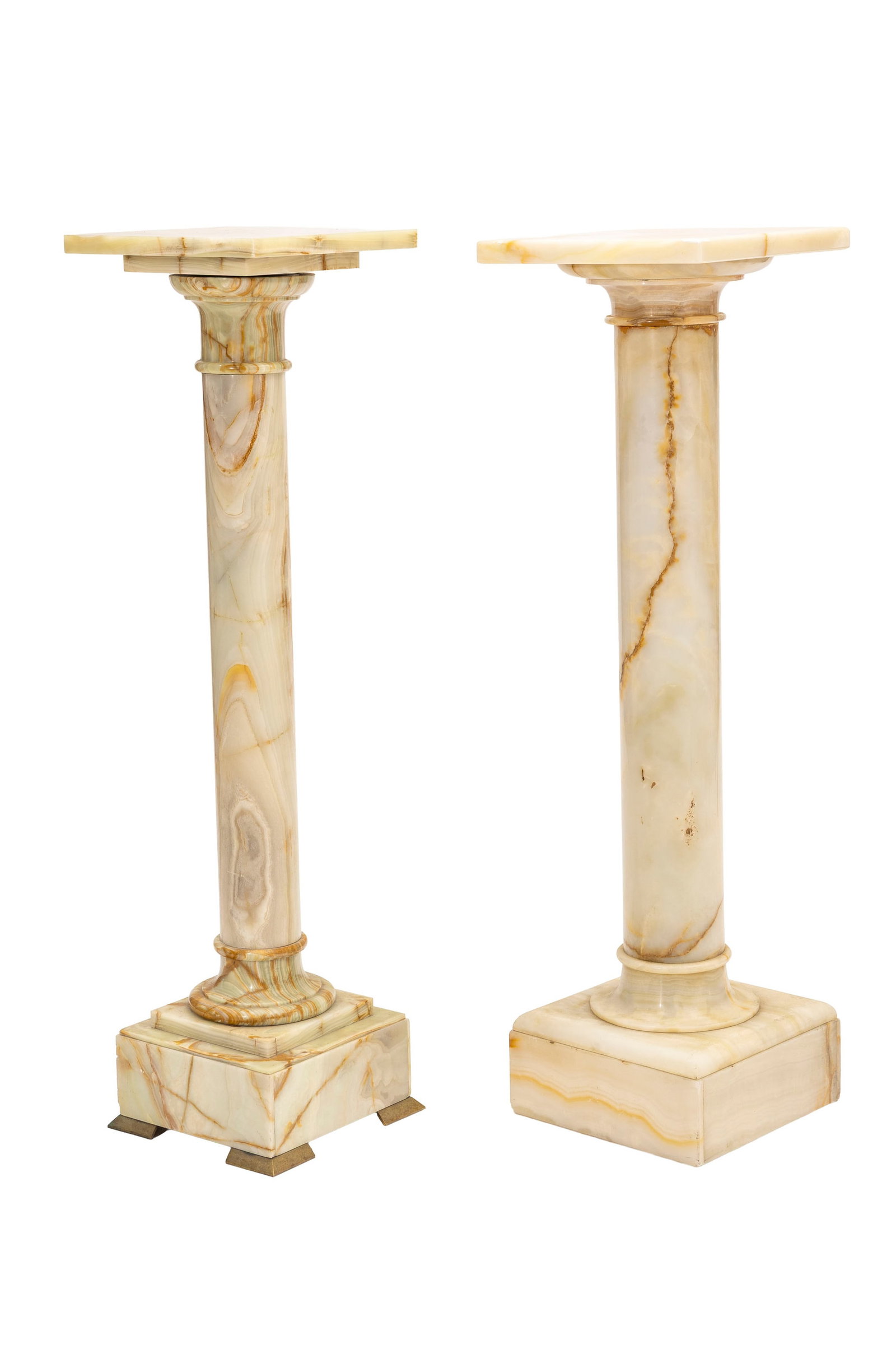 2 sellettes, XXe s., en marbre onyx, h. 109 et 110 cm: 2 sellettes, XXe s., en marbre onyx, h. 109 et 110 cm Pour ce lot, la TVA due par l'acheteur est calculée sur le prix d'adjudication augmenté de l'échute, soit un total de 35.13% TTC.