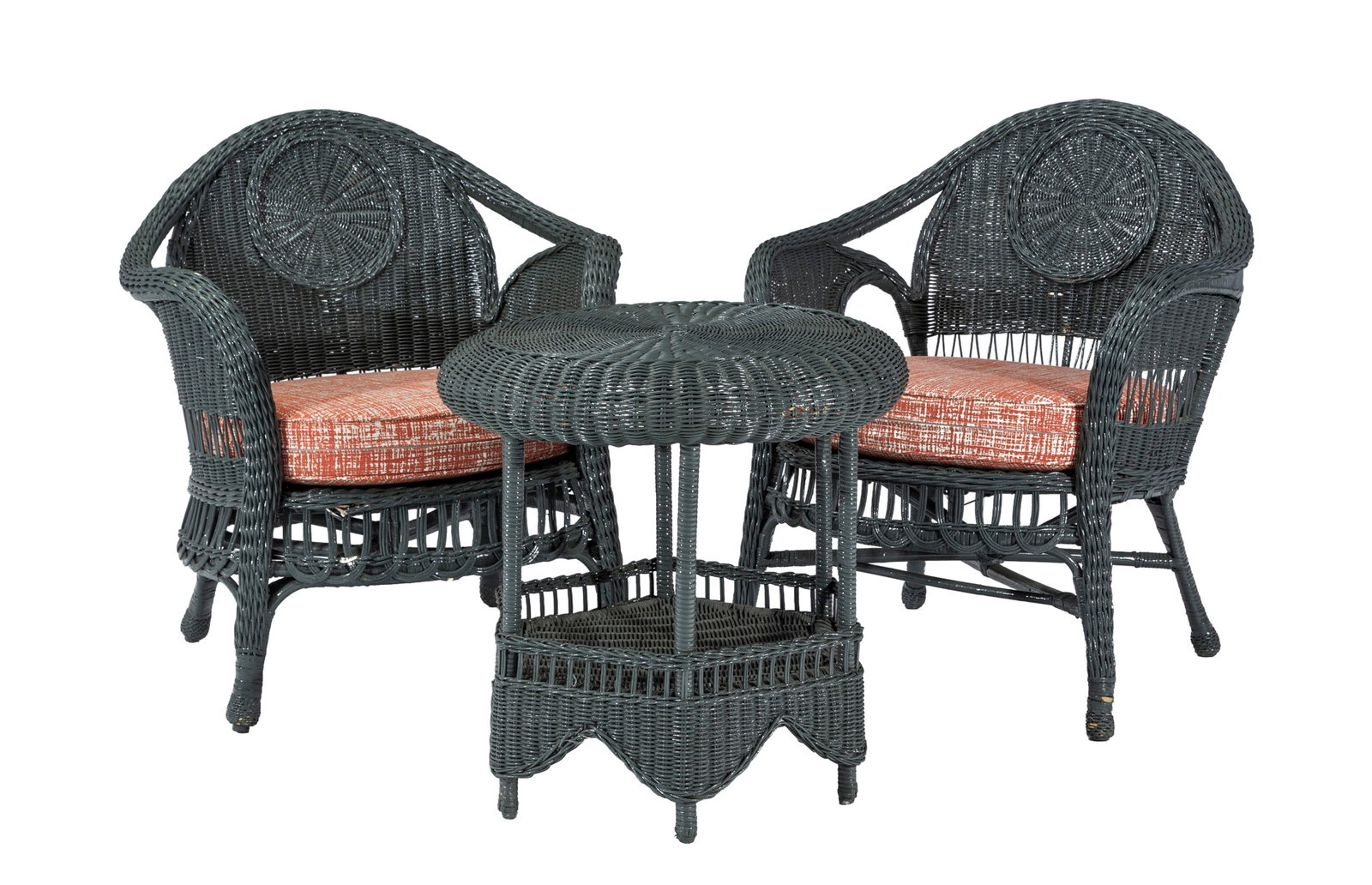 Deux fauteuils et une table d'appoint, XXe s., en osier peint gris, on joint les coussins de l'assis: Deux fauteuils et une table d'appoint, XXe s., en osier peint gris, on joint les coussins de l'assise, dimensions de la table: h. 63 cm, diam. 63 cm Condition des manques à la peinture fauteuils