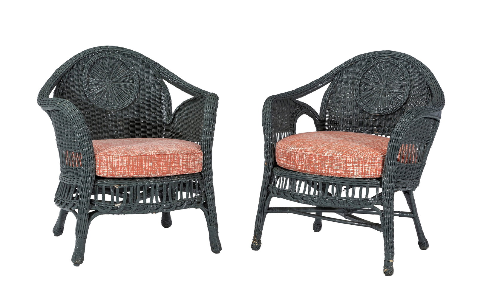 Deux fauteuils et une table d'appoint de jardin d'hiver, XXe s., en osier peint gris, on joint les c - 2