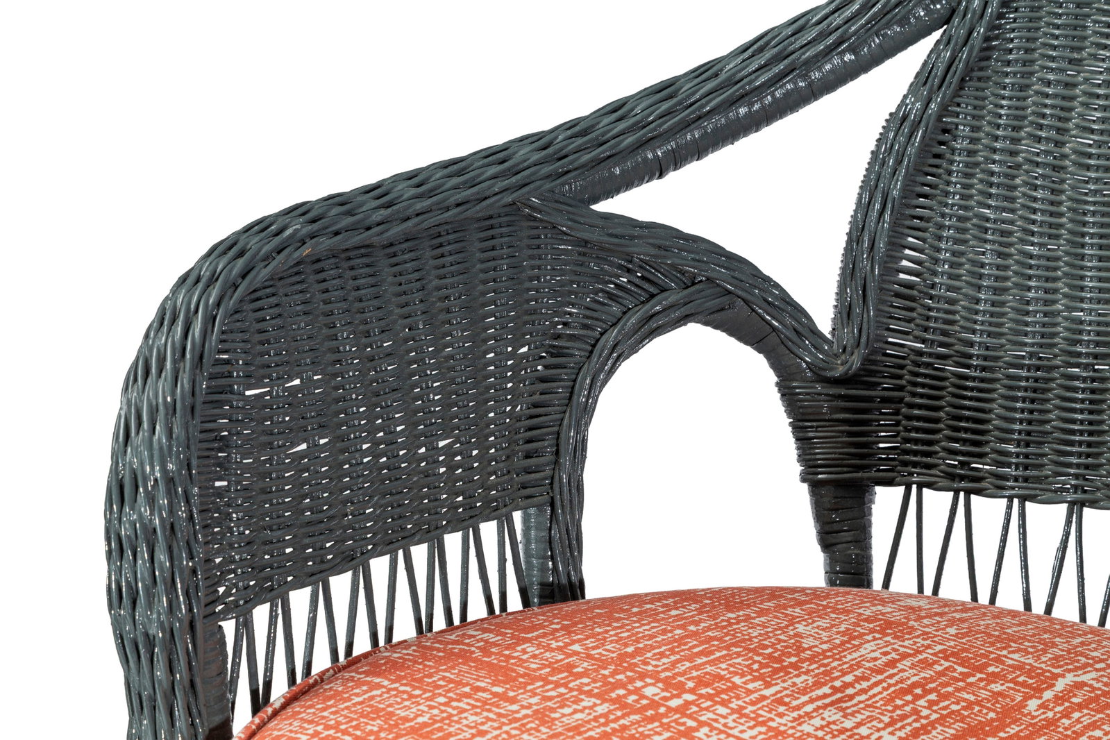 Deux fauteuils et une table d'appoint de jardin d'hiver, XXe s., en osier peint gris, on joint les c - 3