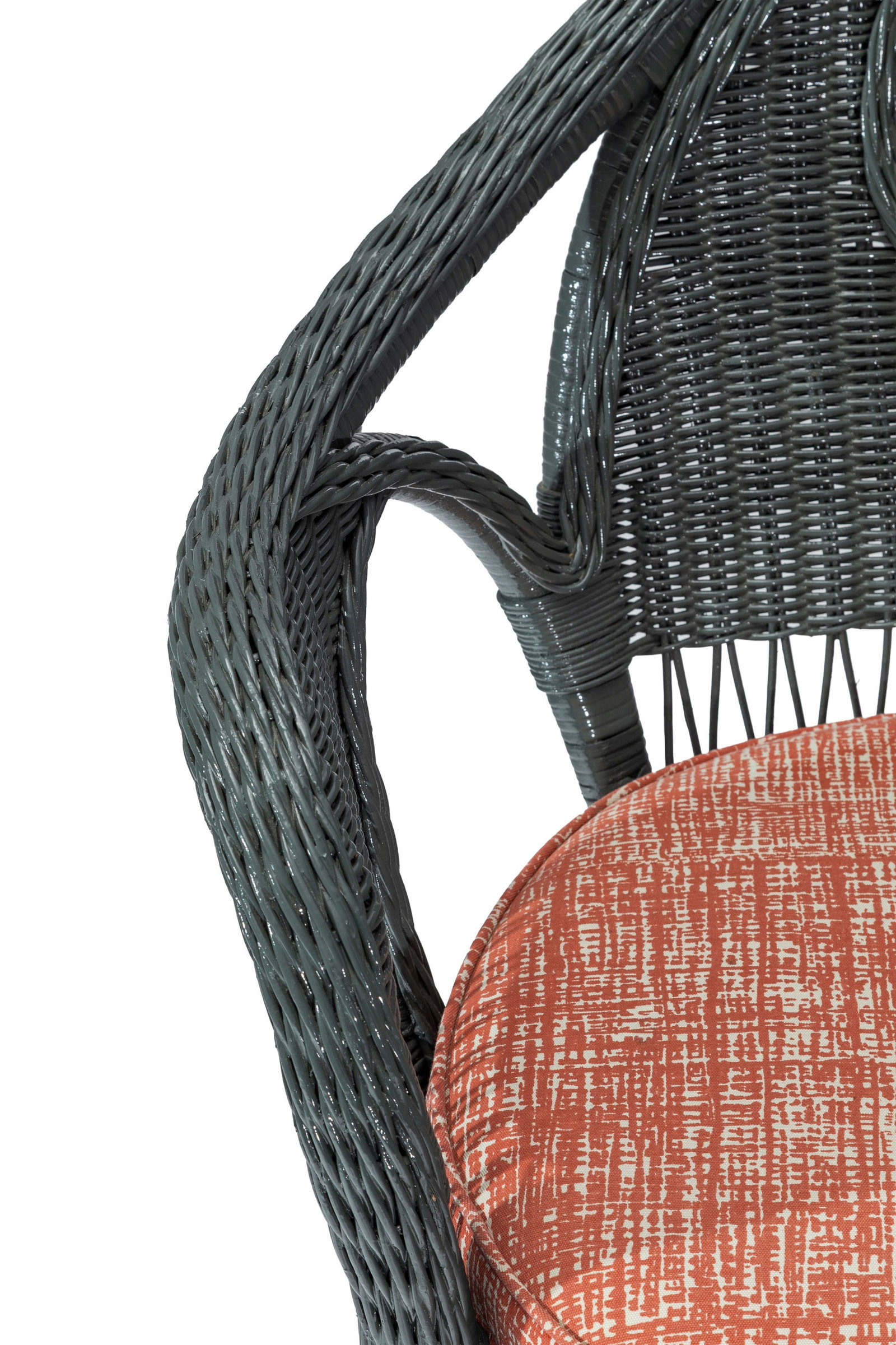 Paire de fauteuils et une table d'appoint de jardin d'hiver, XXe s., en osier peint gris, on joint l - 2