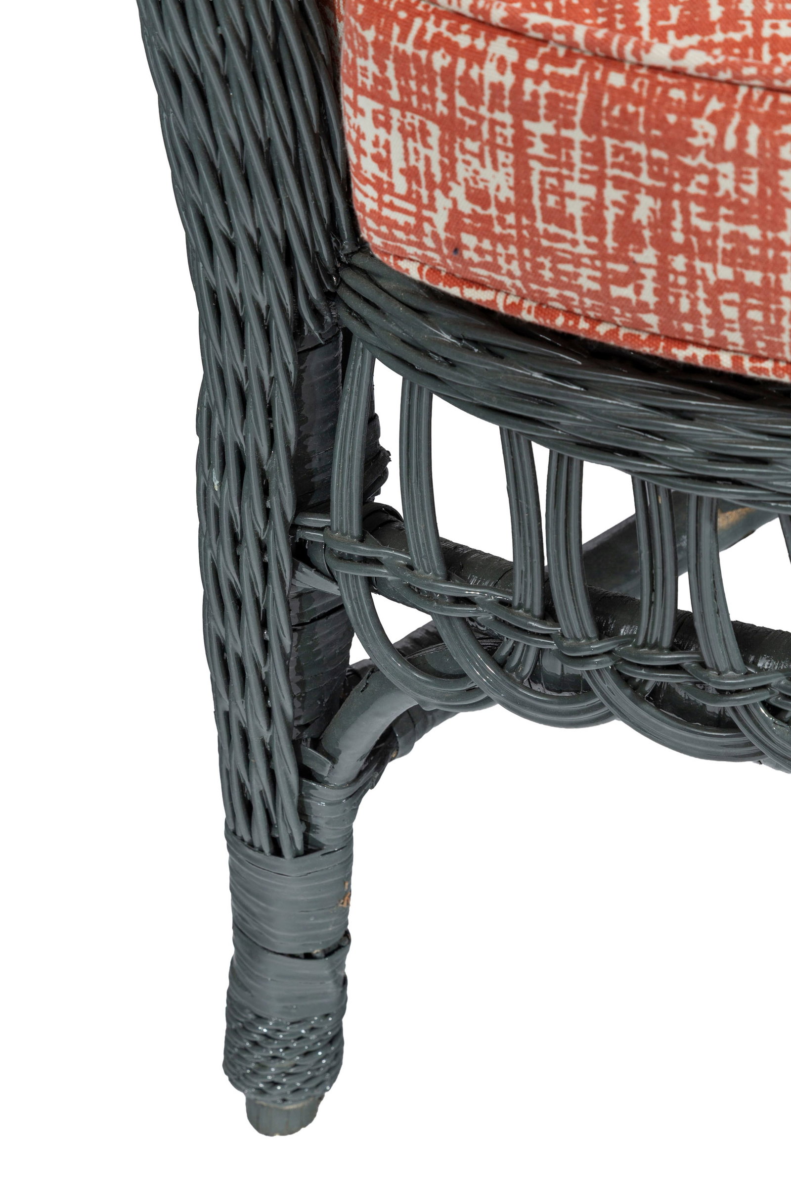 Paire de fauteuils et une table d'appoint de jardin d'hiver, XXe s., en osier peint gris, on joint l - 3