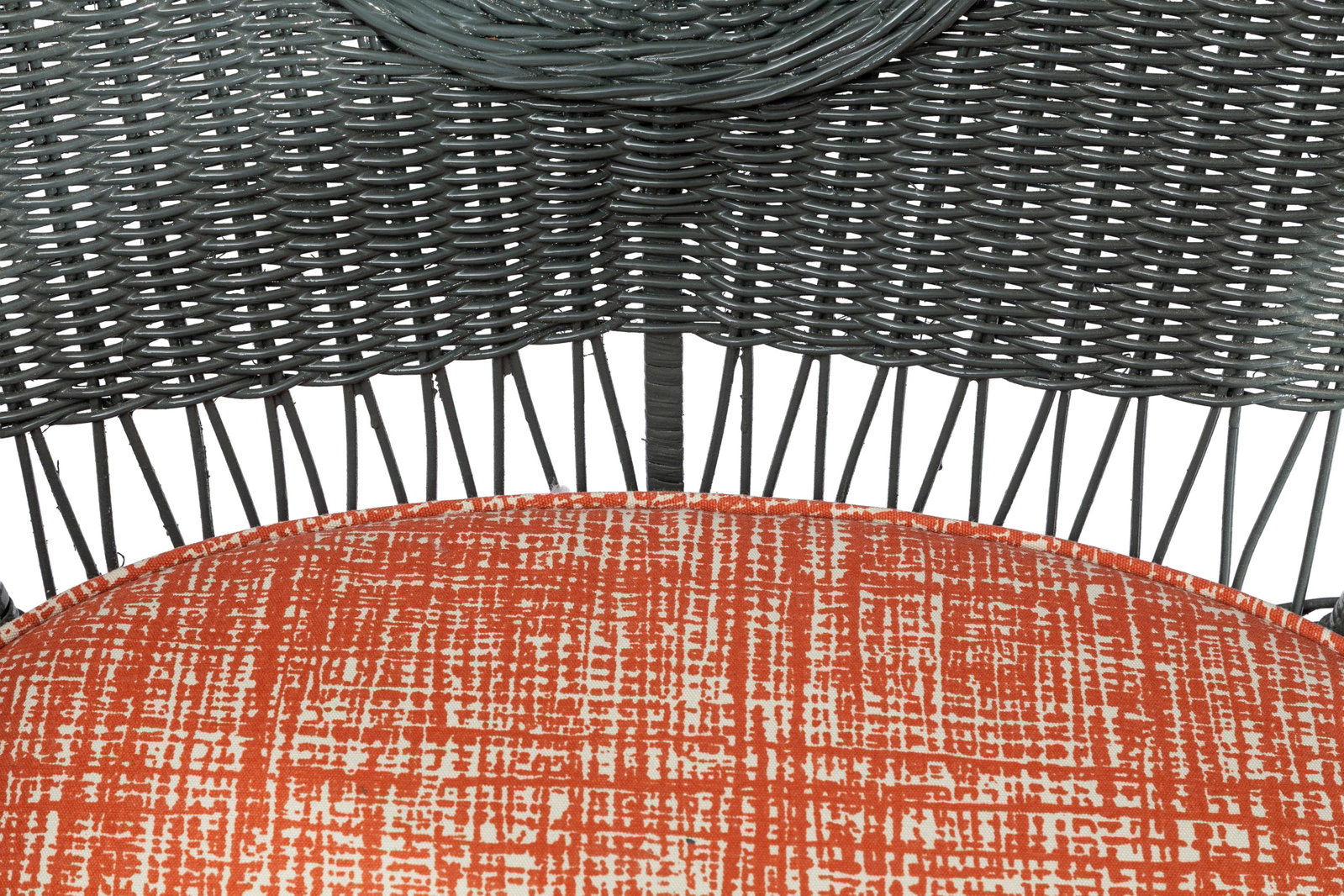 Paire de fauteuils et une table d'appoint de jardin d'hiver, XXe s., en osier peint gris, on joint l - 4