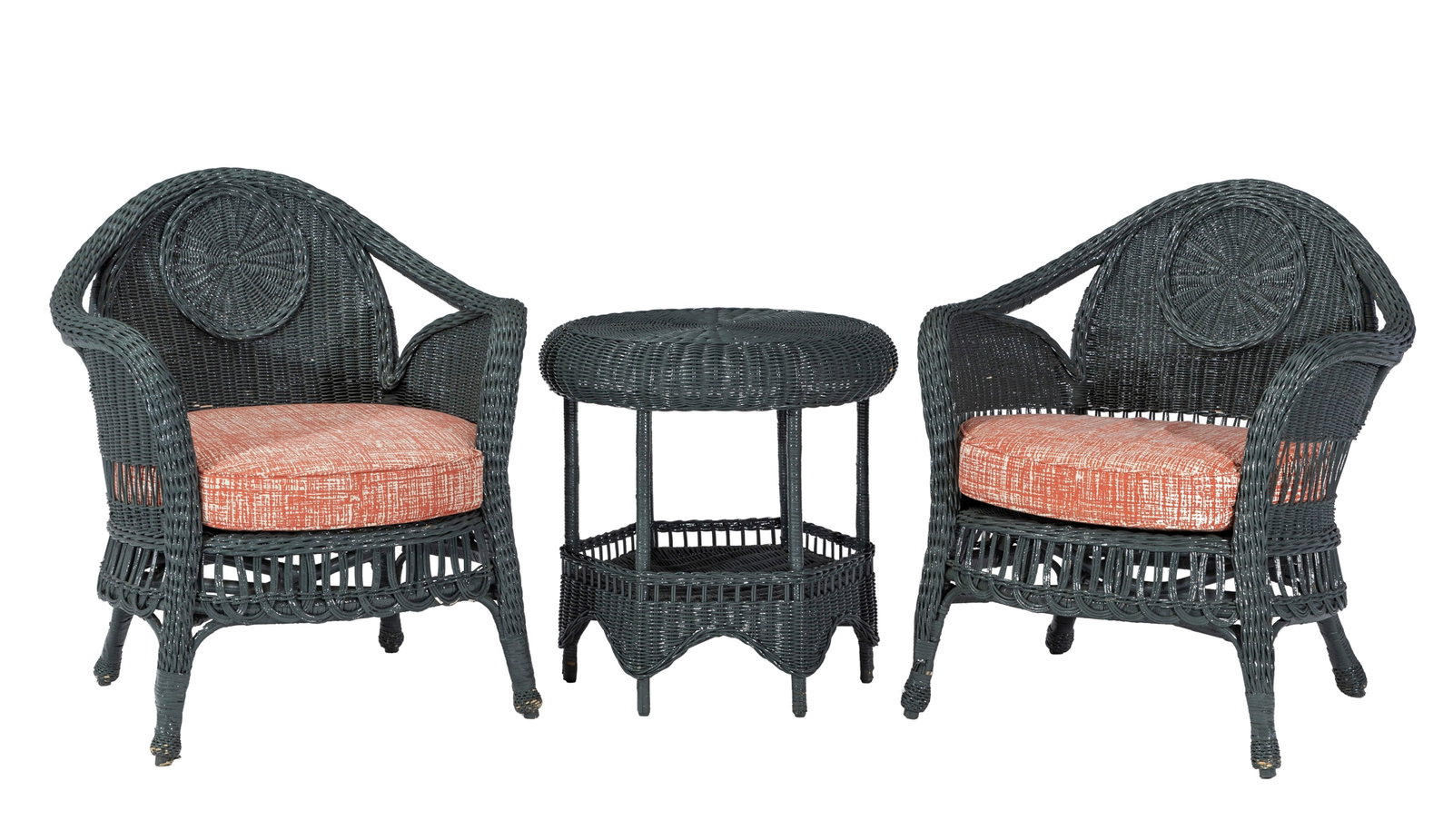 Paire de fauteuils et une table d'appoint, XXe s., en osier peint gris, on joint les coussins d'assi: Paire de fauteuils et une table d'appoint, XXe s., en osier peint gris, on joint les coussins d'assise, dimensions de la table d'appoint: h. 63 cm, diam. 63 cm Condition manques à la peinture