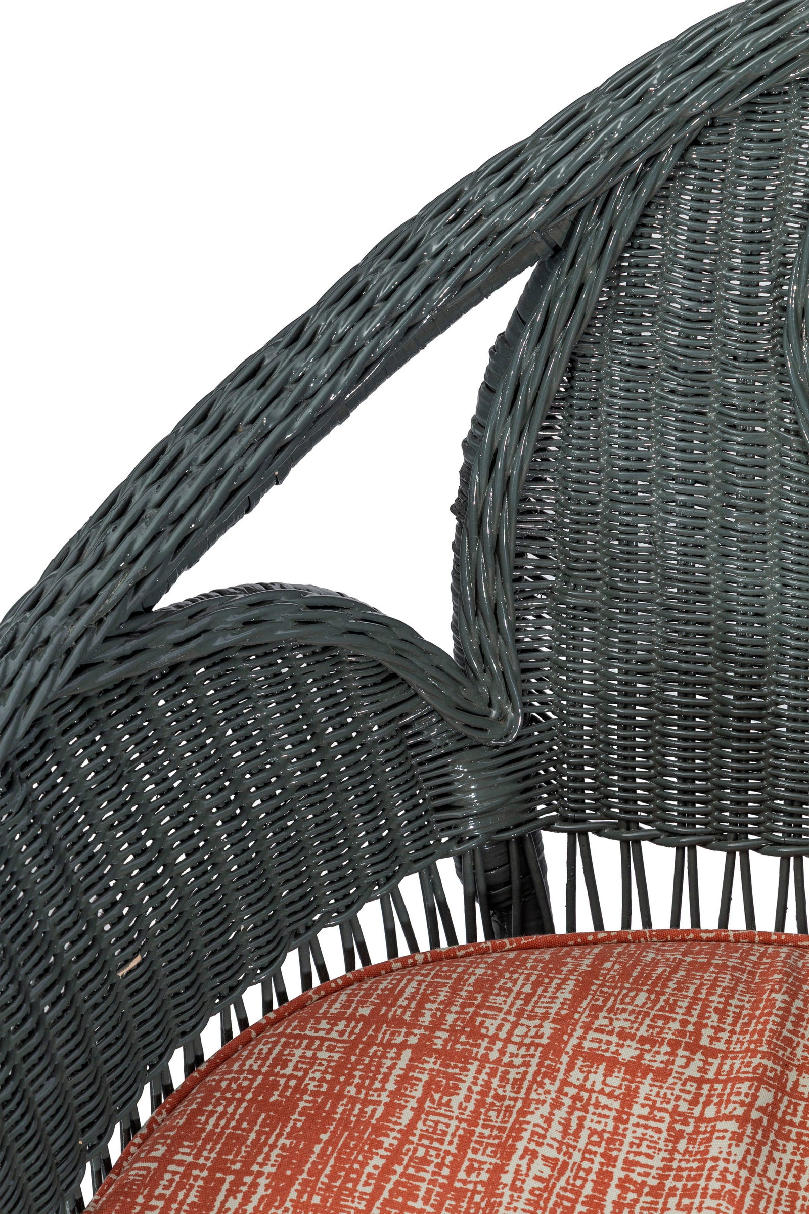 Paire de fauteuils et une table d'appoint de jardin d'hiver, XXe s., en osier peint gris, on joint l - 2