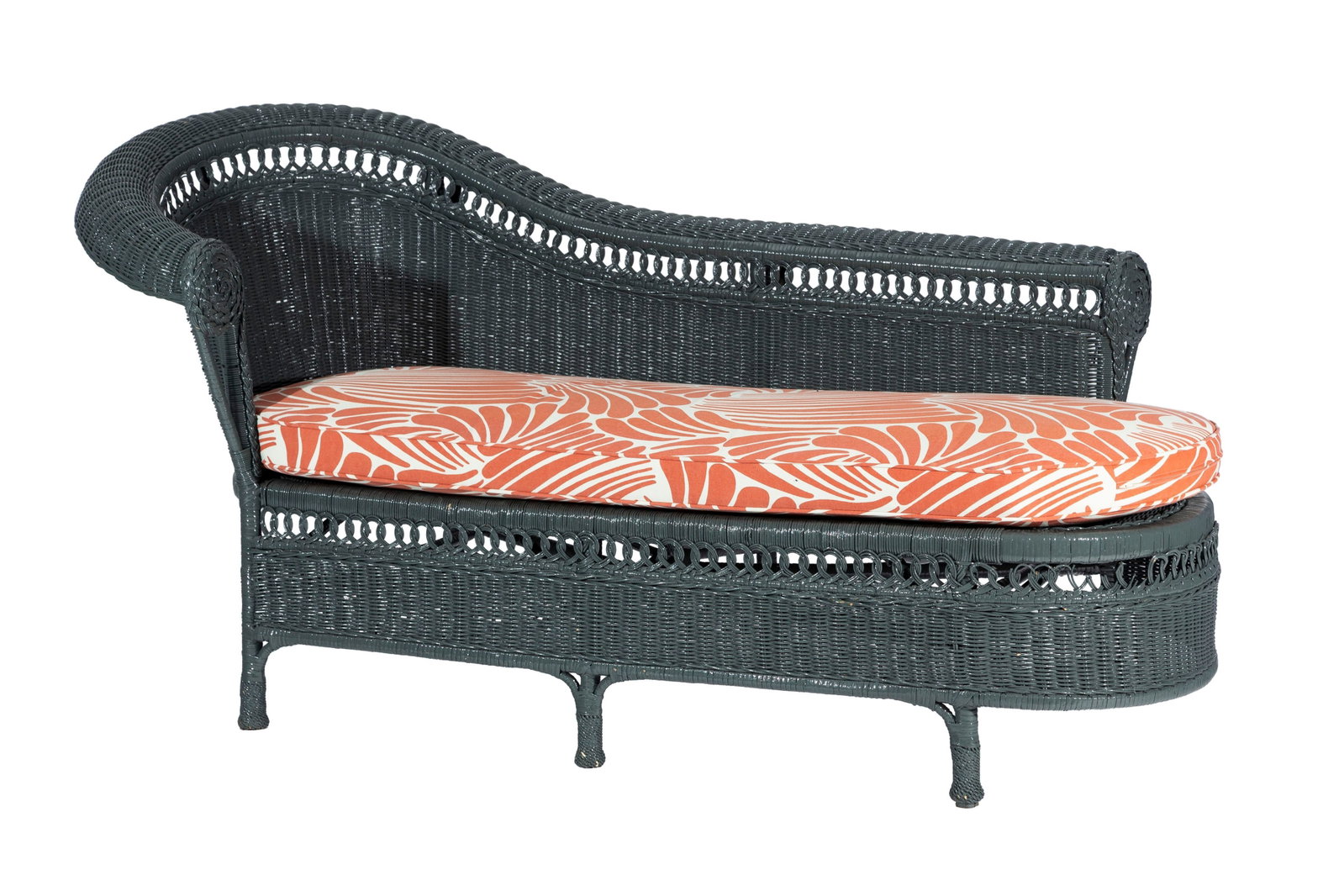 Chaise longue, XXe s., en osier peint gris, on joint un coussin d'assise, long. 190 cm: Chaise longue, XXe s., en osier peint gris, on joint un coussin d'assise, long. 190 cm Condition présence de manques à la peinture