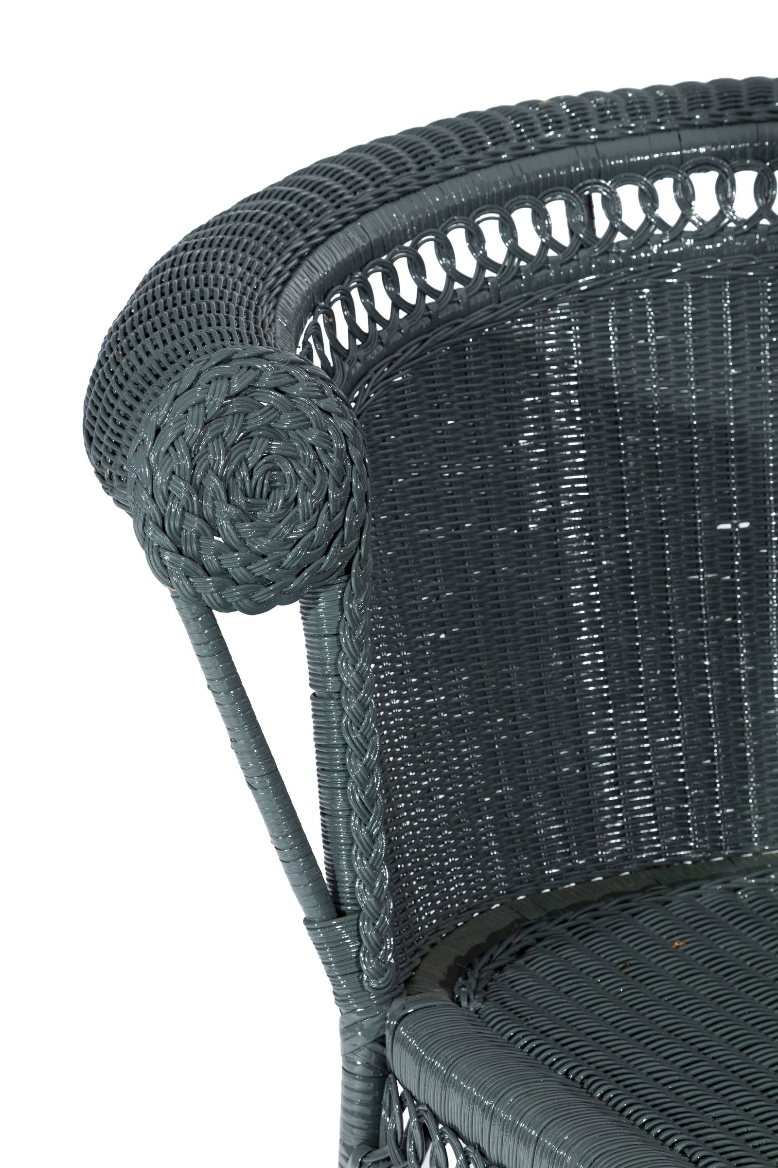 Chaise longue de jardin d'hiver, XXe s., en osier peint gris, on joint un coussin d'assise, long. 19 - 2