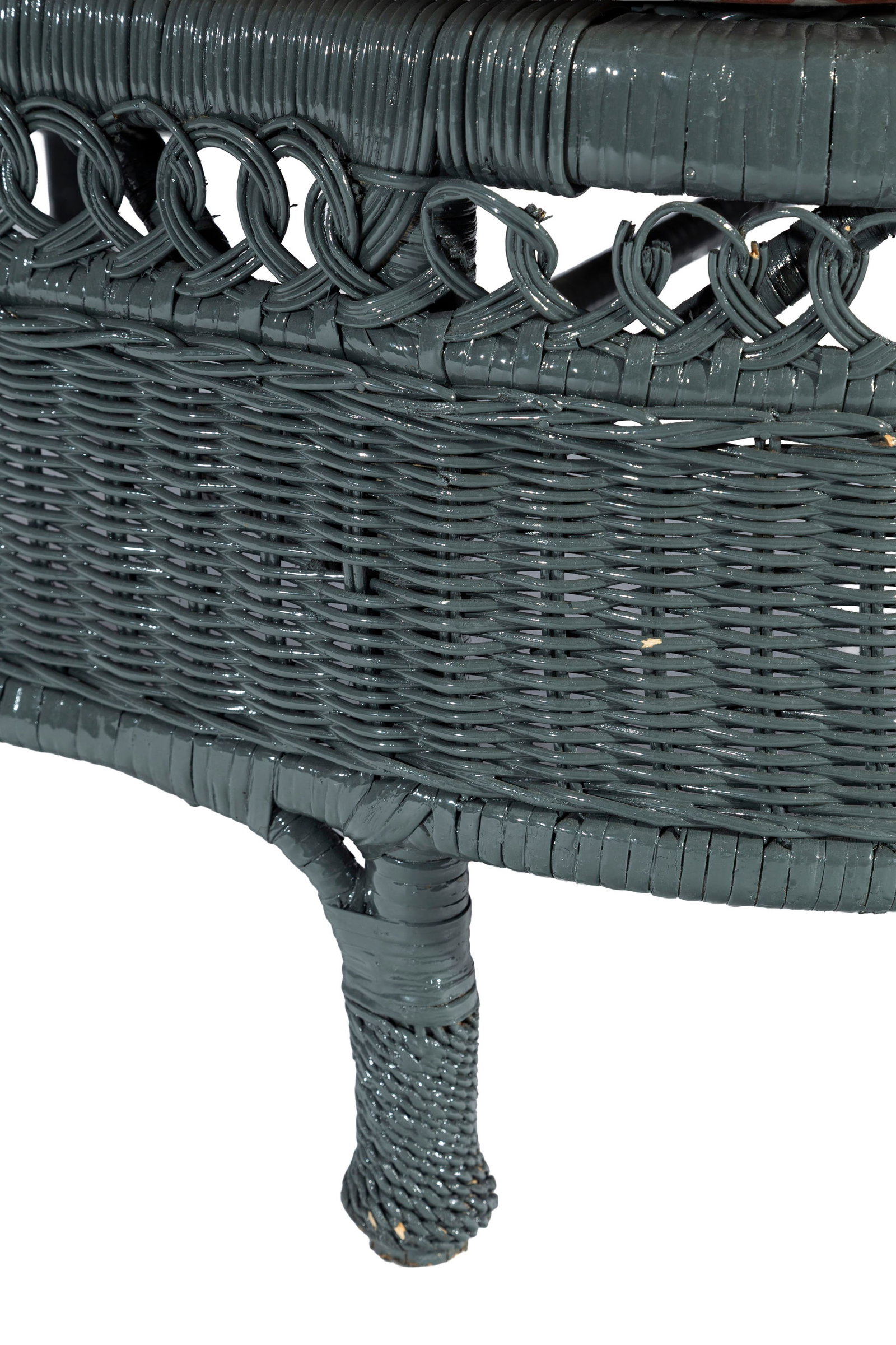 Chaise longue de jardin d'hiver, XXe s., en osier peint gris, on joint un coussin d'assise, long. 19 - 3