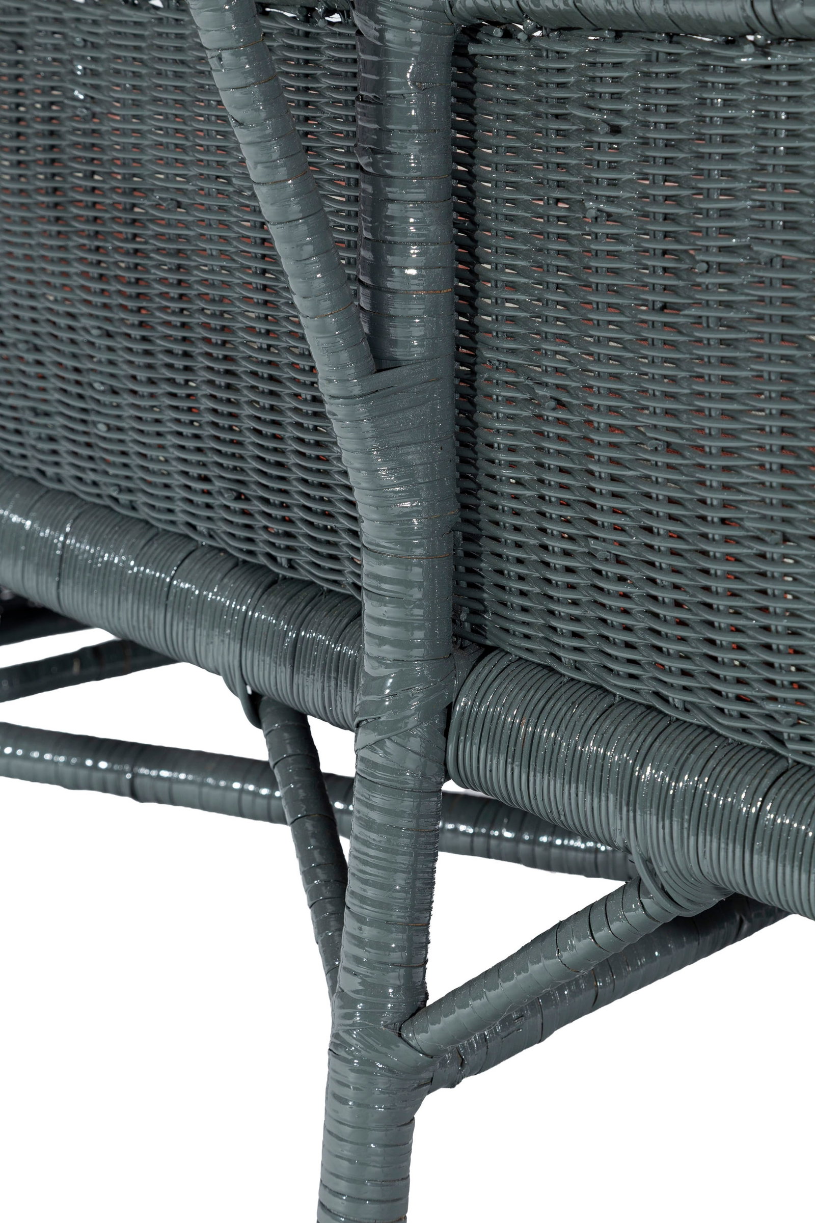 Chaise longue de jardin d'hiver, XXe s., en osier peint gris, on joint un coussin d'assise, long. 19 - 4