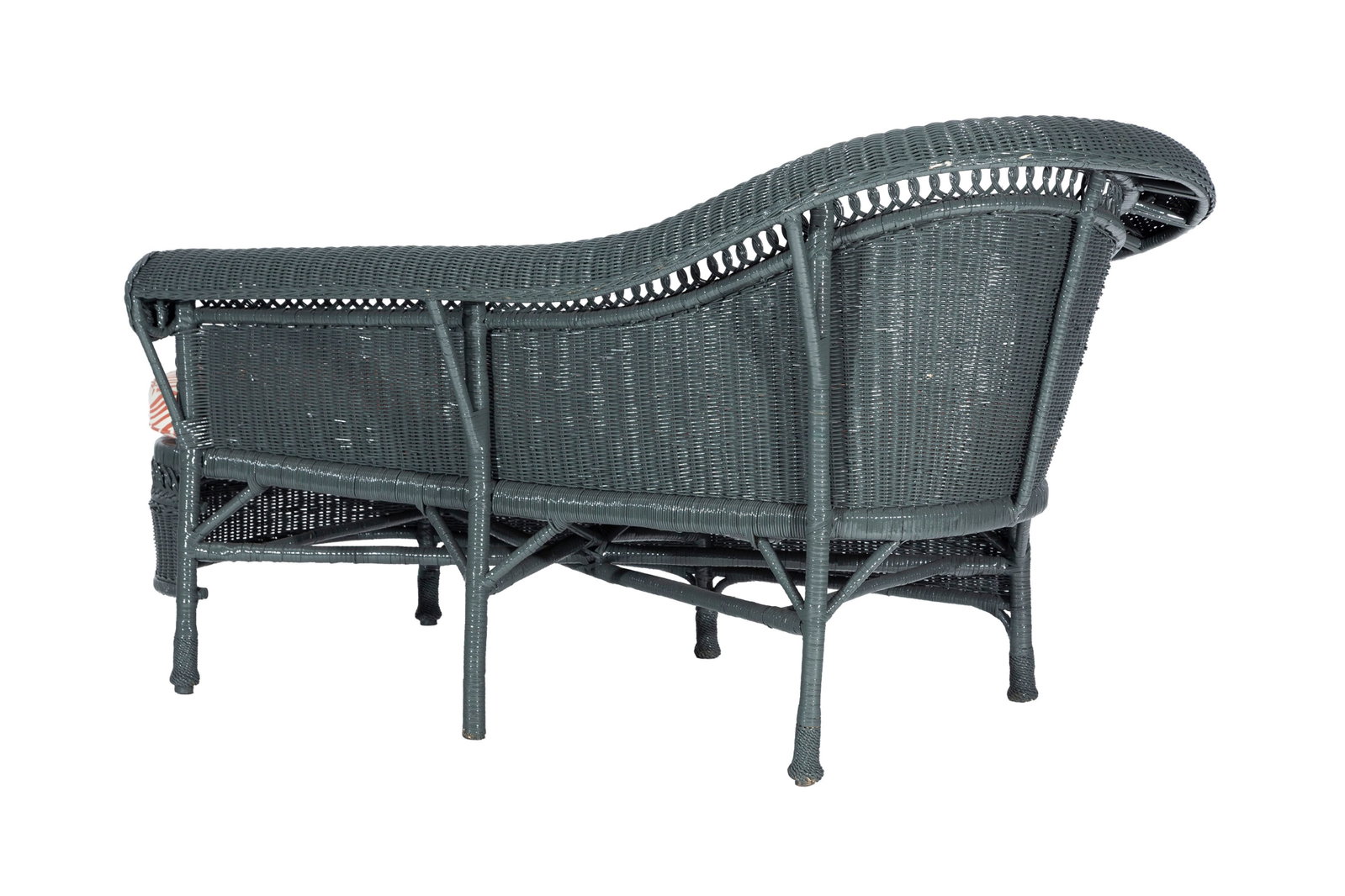 Chaise longue de jardin d'hiver, XXe s., en osier peint gris, on joint un coussin d'assise, long. 19 - 5