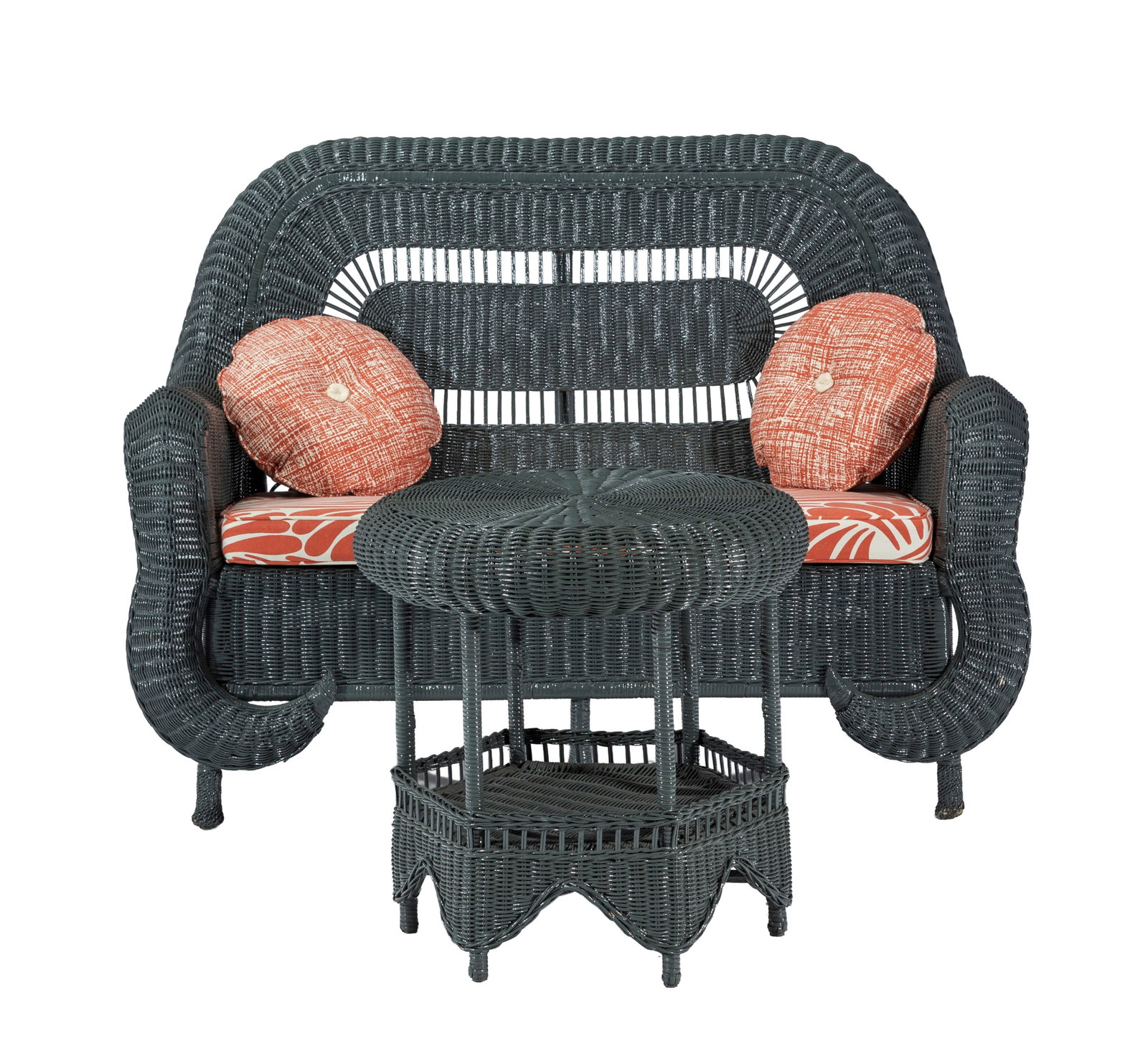 Canapé et une table d'appoint, XXe s., en osier peint gris, on joint le coussin de l'assise, lo: Canapé et une table d'appoint, XXe s., en osier peint gris, on joint le coussin de l'assise, long. du canapé: 145 cm, dimensions de la table d'appoint: h. 63 cm, diam. 63 cm Condition pr